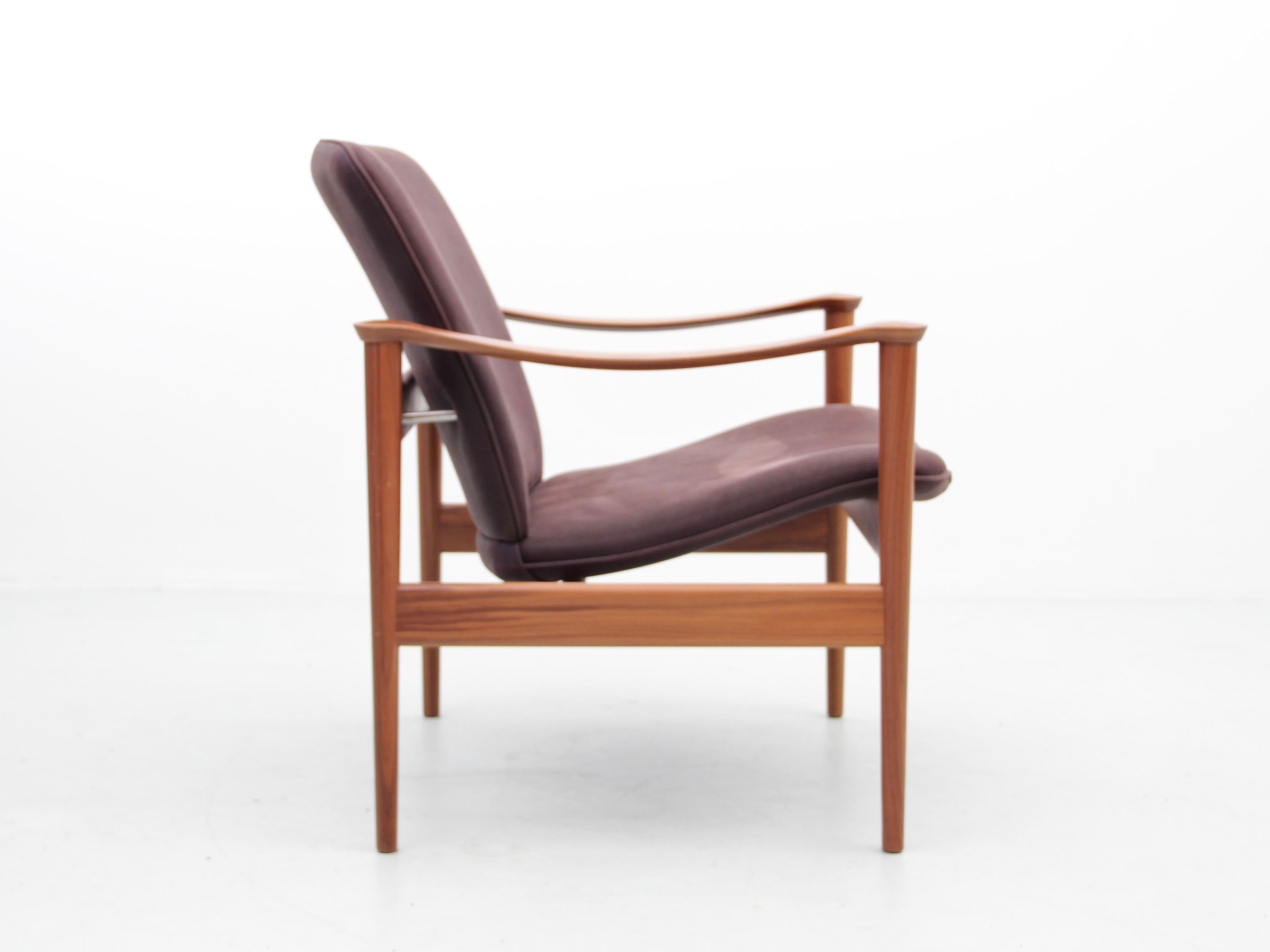 Chaise lounge 711 de Fredrik Kayser, de style moderne du milieu du siècle. Nouvelle édition. Conçu en 1960 par Fredrik A. Kayser, il est aujourd'hui réédité par le fabricant norvégien Hjelle.
Le modèle sur les photos est en noyer et cuir Dune.
