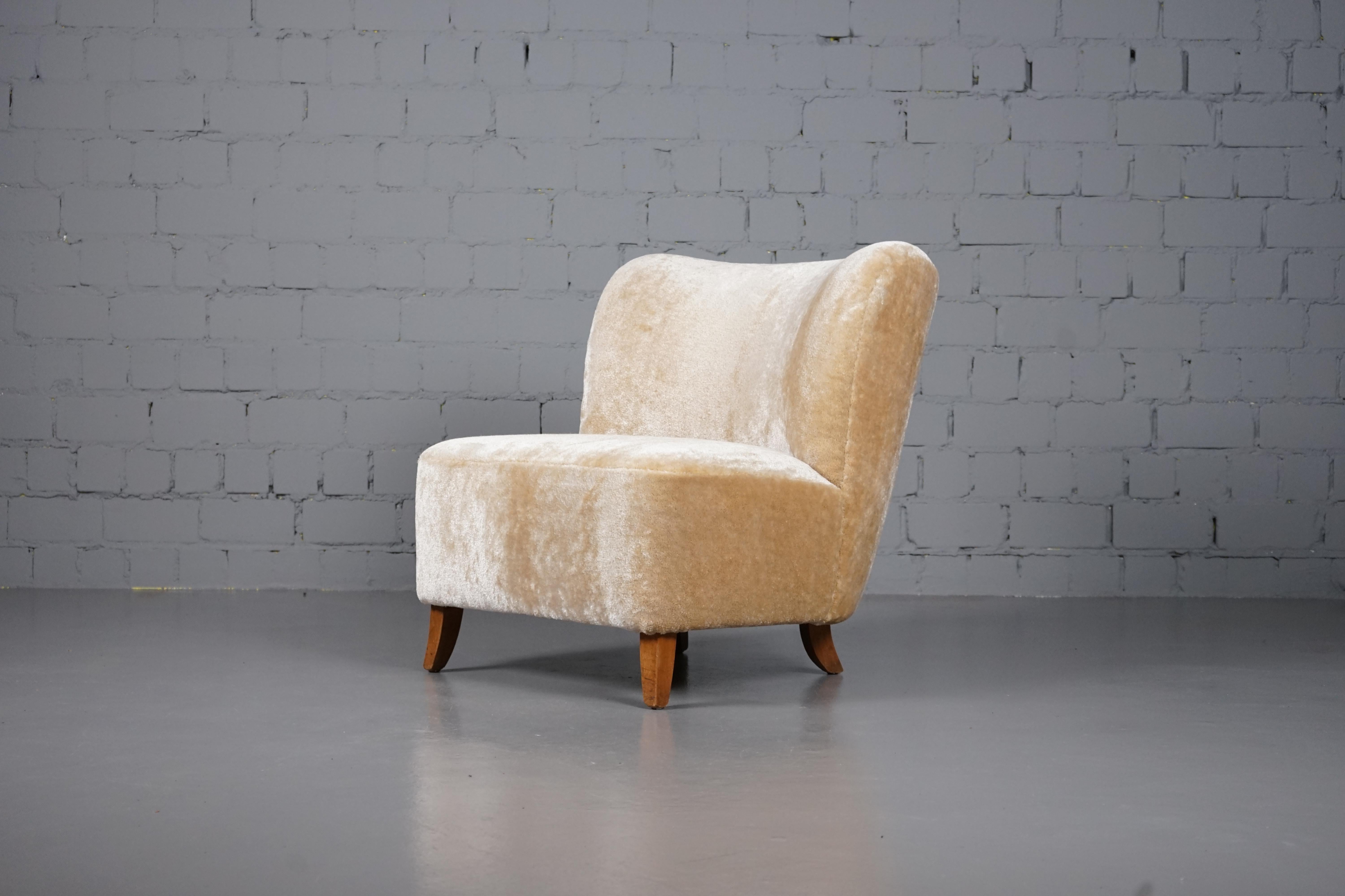 Incroyable fauteuil scandinave recouvert d'un tissu de velours à poils longs datant de l'époque dorée de la Modernité du milieu du siècle dernier.
Le fauteuil provenait de la succession d'un architecte et était très apprécié par son propriétaire.