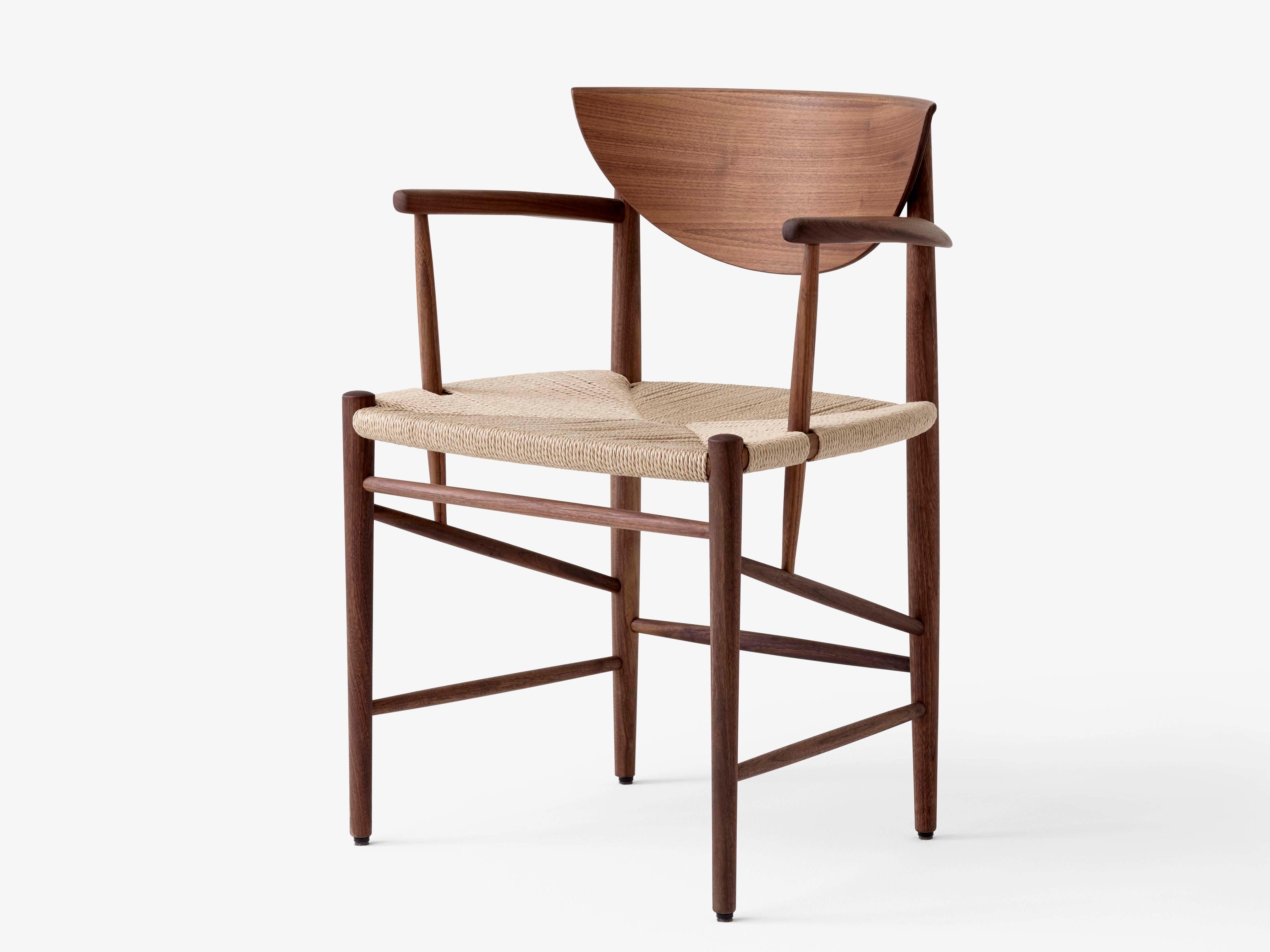 Sillón calado HM4 o modelo 317 de Hvidt & Mølgaard. Nueva edición. La silla Drawn de 1956, de Hvidt & Mølgaard, destaca como una pieza definitiva del diseño danés. Basándose en técnicas artesanales tradicionales y construido con materiales