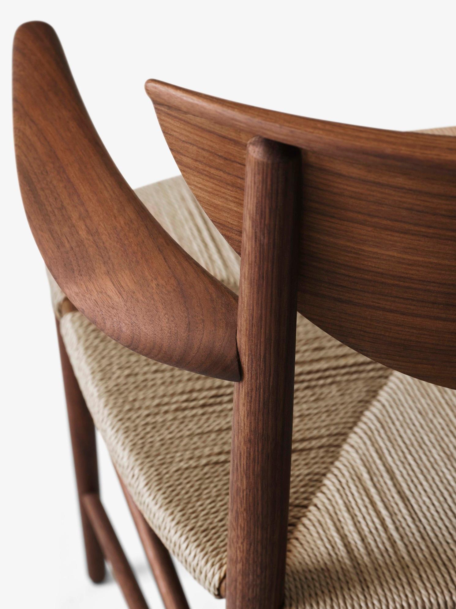 Sillón escandinavo moderno de mediados de siglo Model 317 en nogal en venta 2