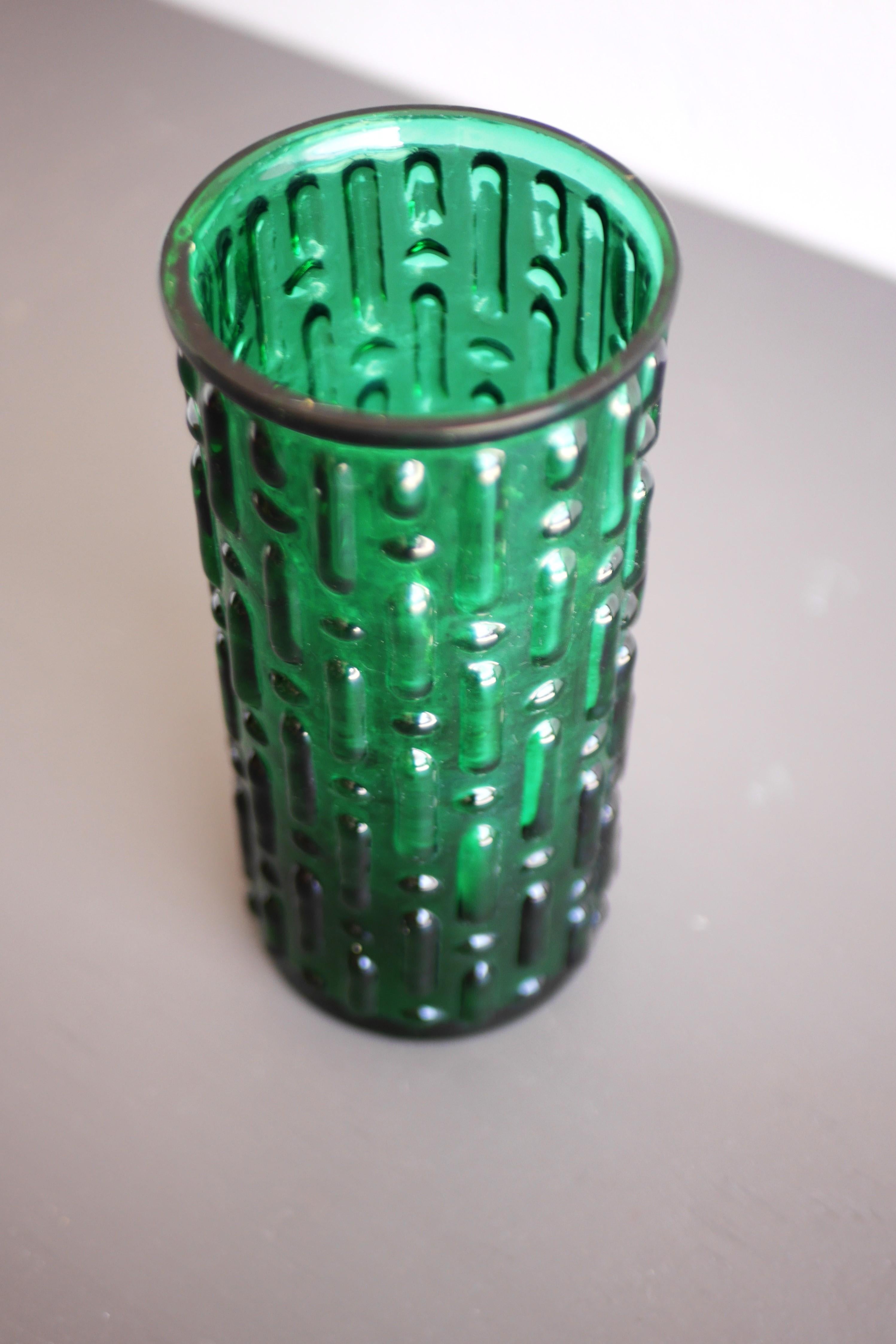 Verre Vase d'art scandinave moderne du milieu du siècle dernier de Reijmyre en vert émeraude en vente