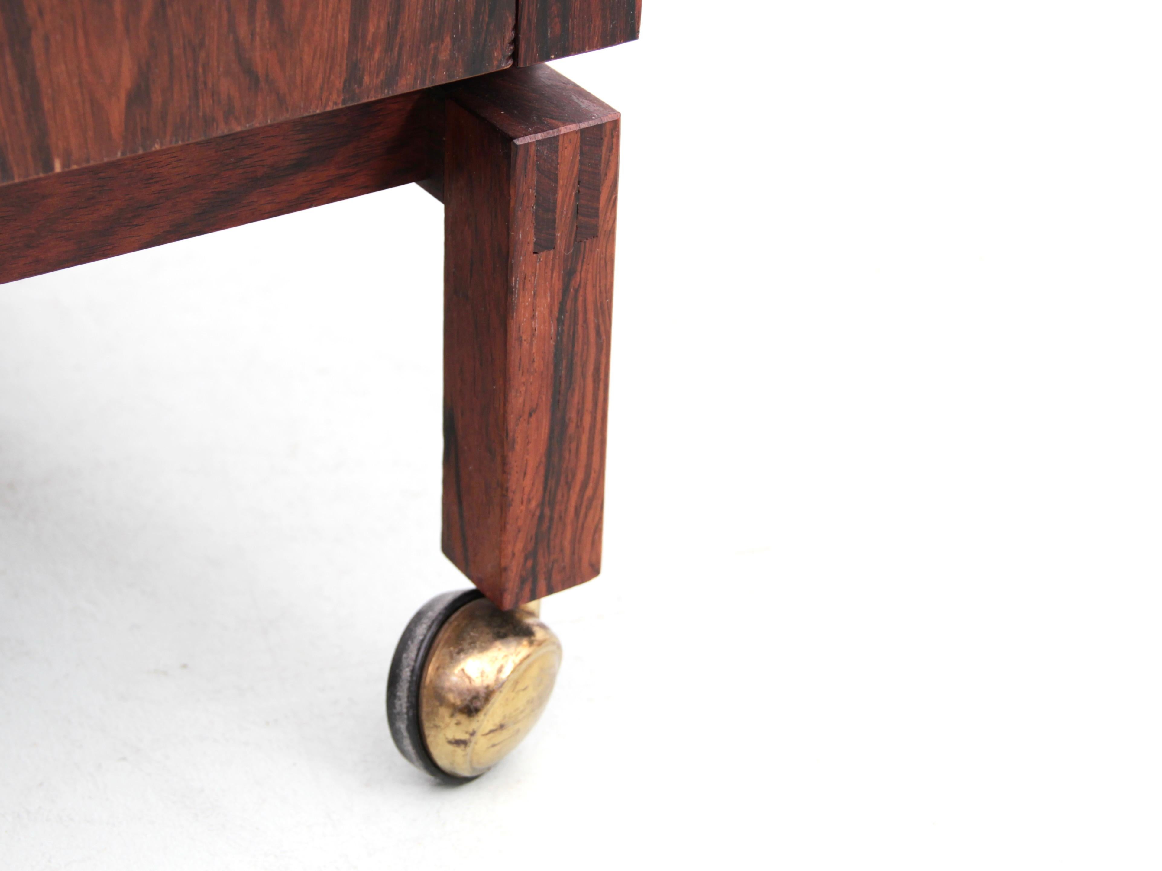 Bar scandinave moderne du milieu du siècle en bois de rose de Lief Alring en vente 5