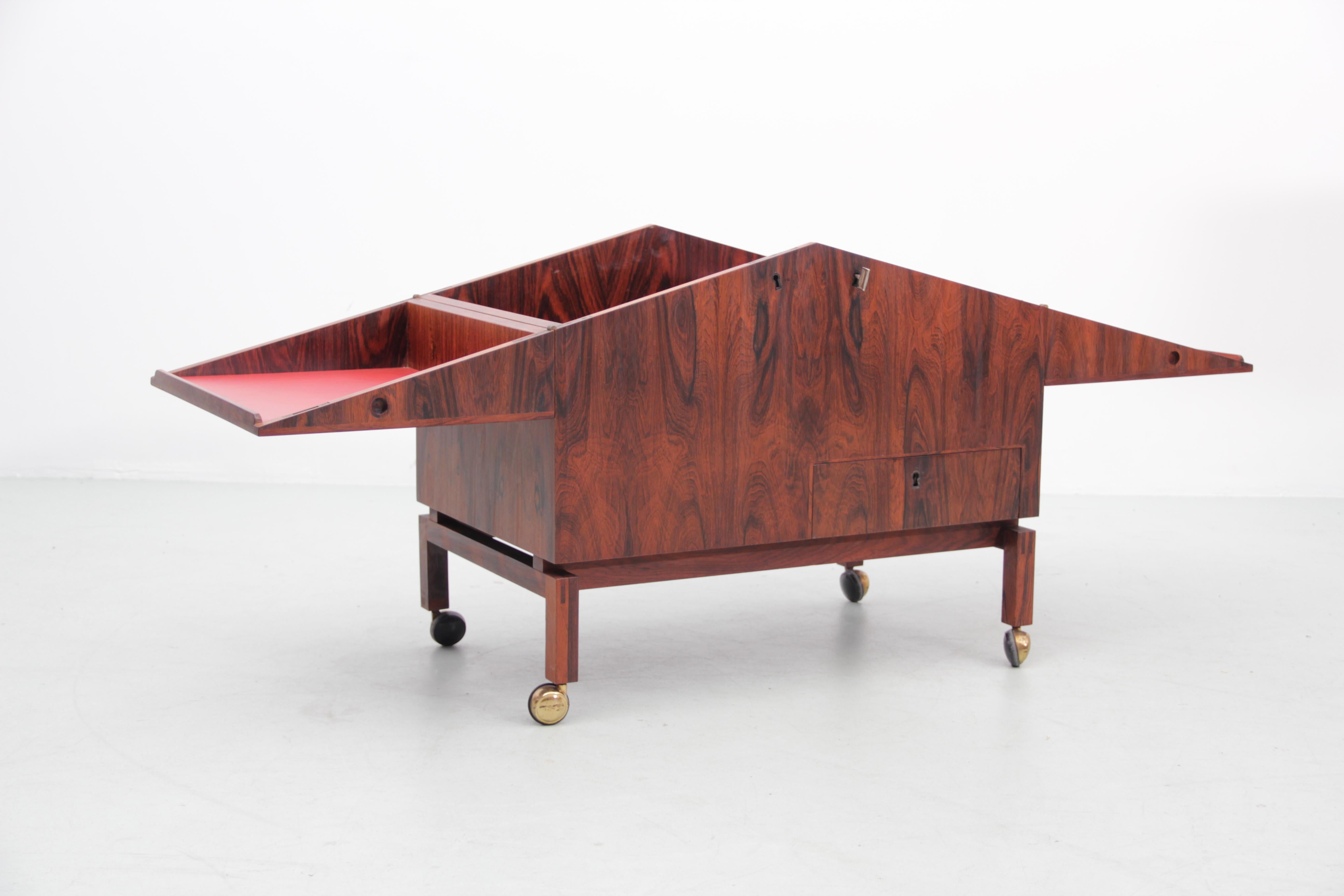 Milieu du XXe siècle Bar scandinave moderne du milieu du siècle en bois de rose de Lief Alring en vente
