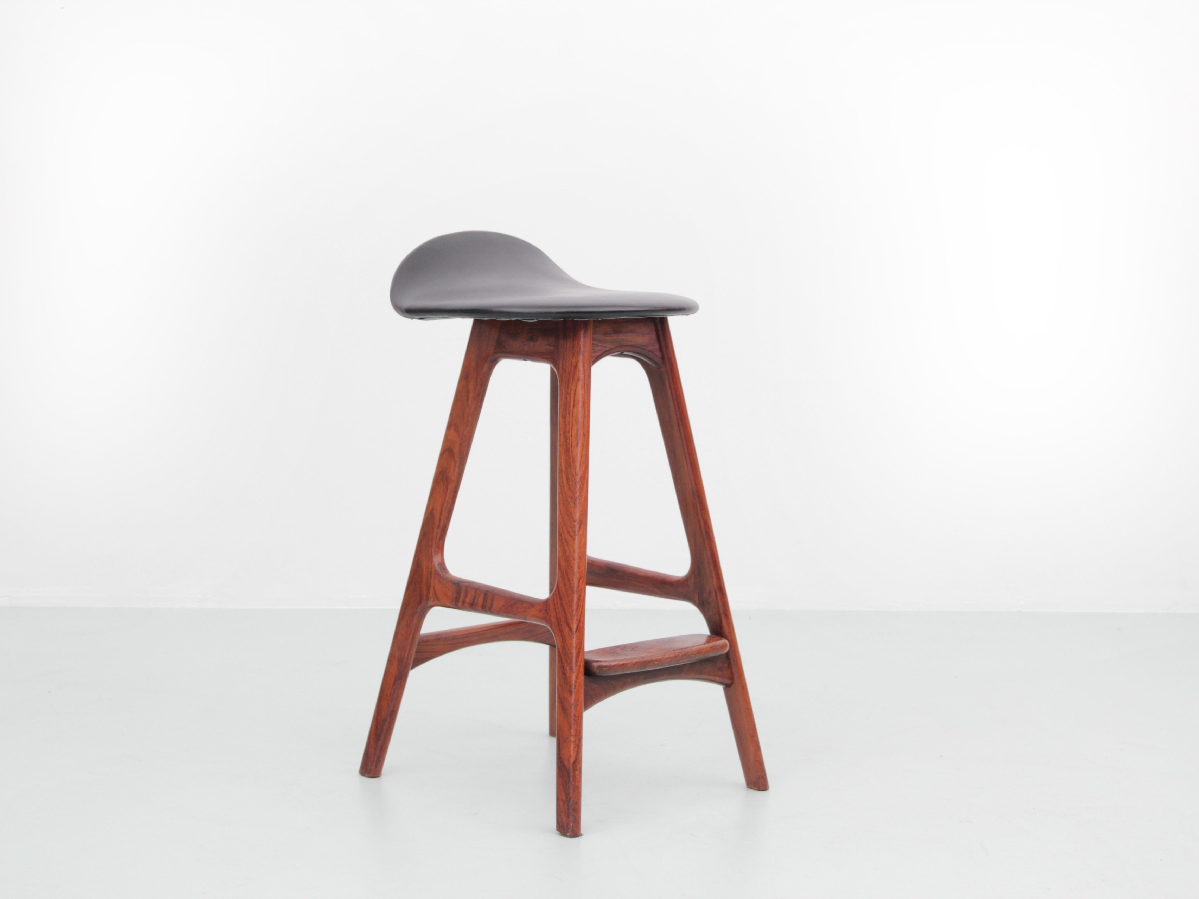 Sgabello da bar scandinavo moderno di metà secolo in legno di palissandro di Erik Buch. Misura: H. H. 62 cm.
