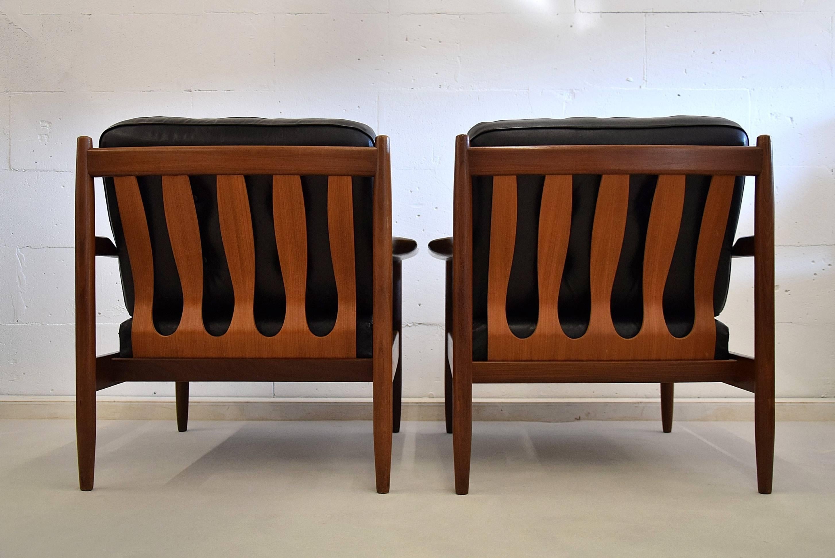 Mid-Century Modern Scandinavian Black Leather Armchairs For Sale 1