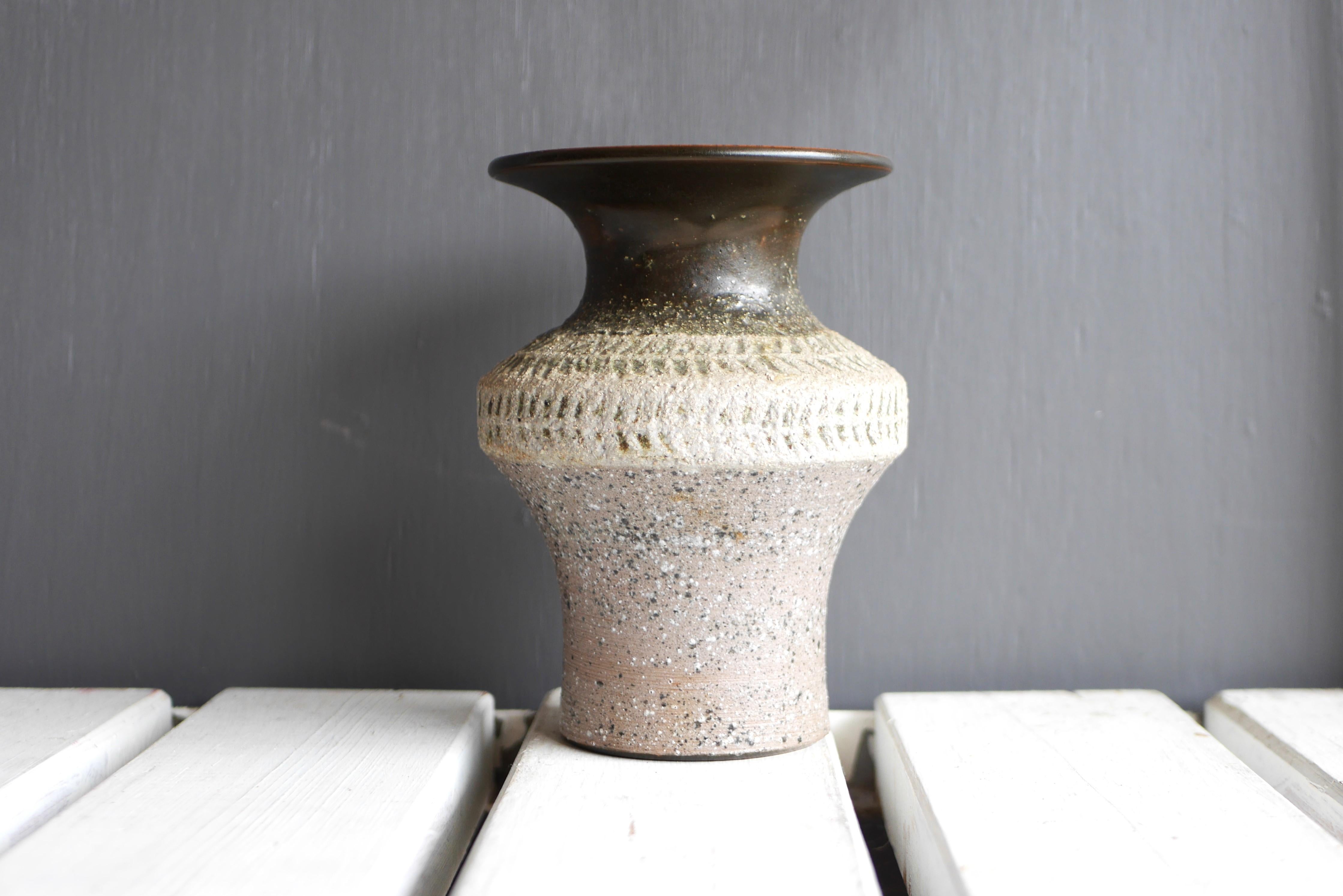 Mid-century modern Scandinavian brutalist art pottery vase, Nittsjö Sweden For Sale 2