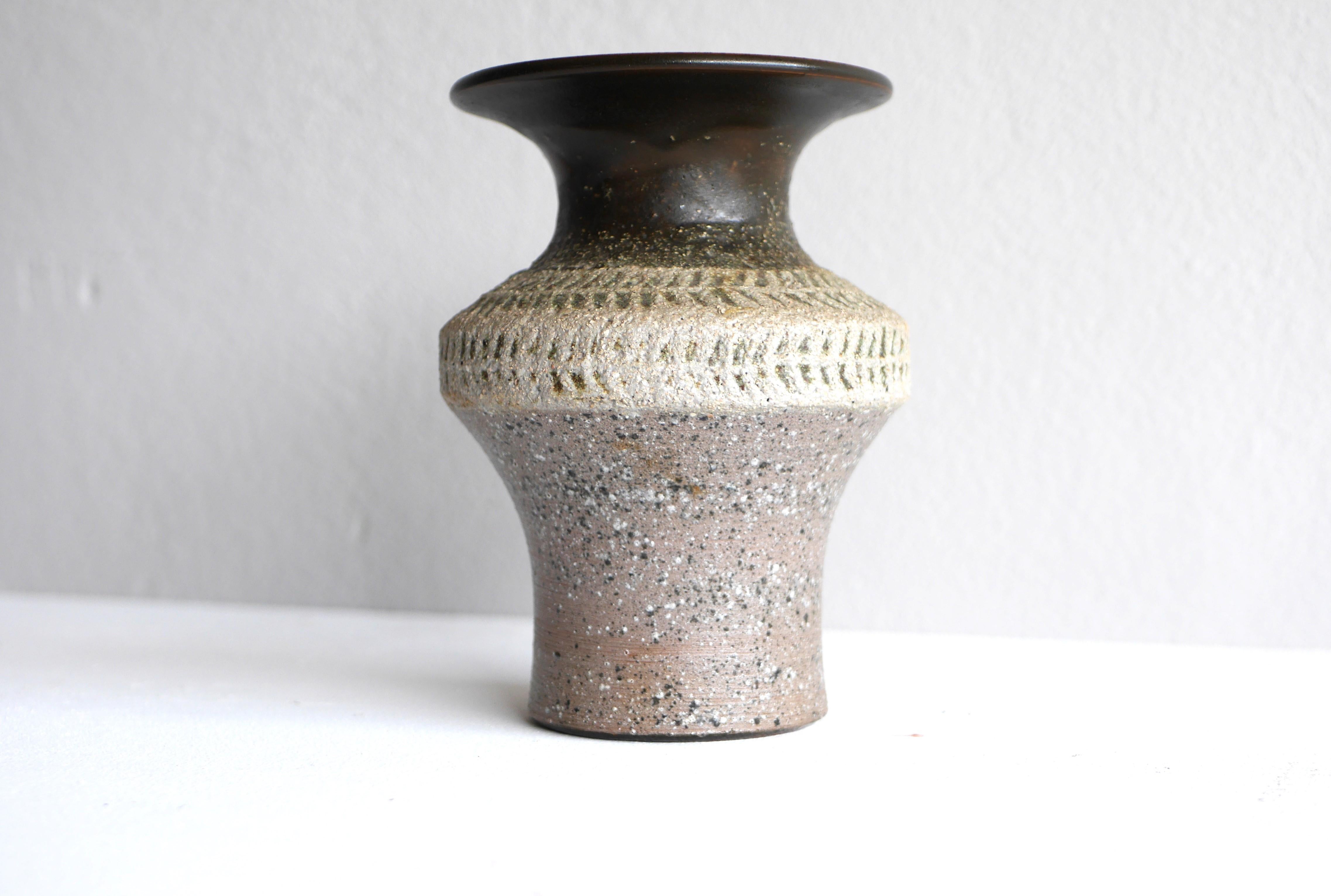 Mid-century modern Scandinavian brutalist art pottery vase, Nittsjö Sweden For Sale 3