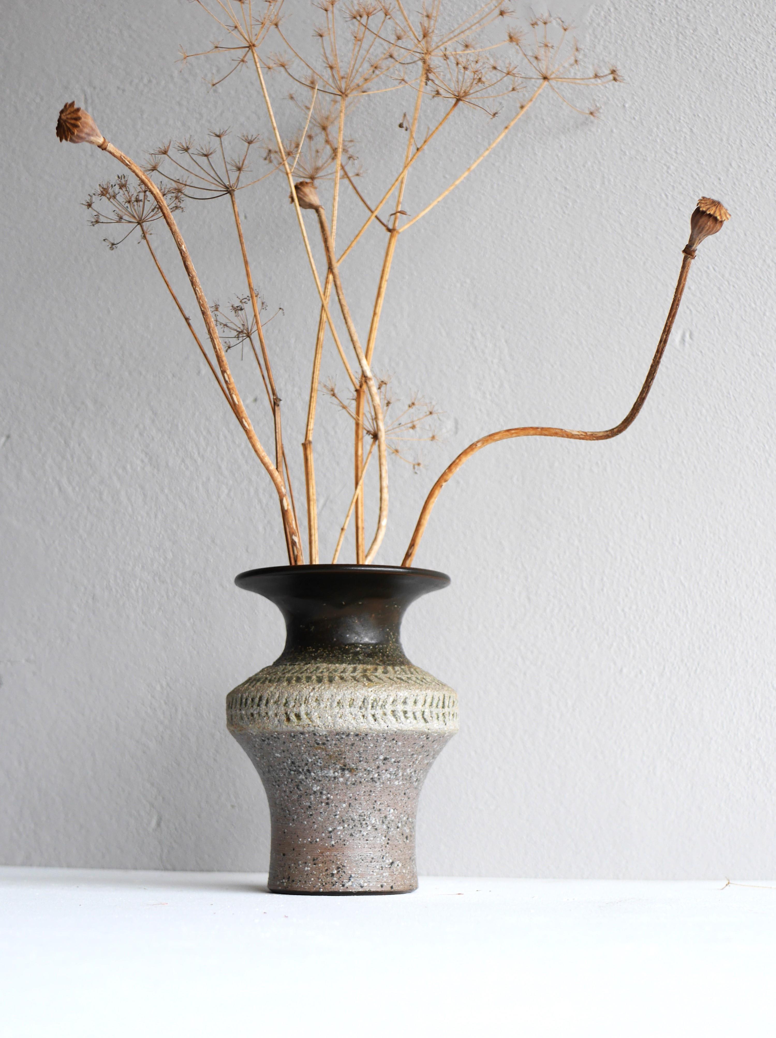 A fantastic Mid-century modern ceramic/stoneware vase a hand-made by Thomas Hellström for Nittsjö Sweden. This vase is so typical for Hellströms' design, simple lines yet still very bold due to the glazing, which in parts has been left unglazed,