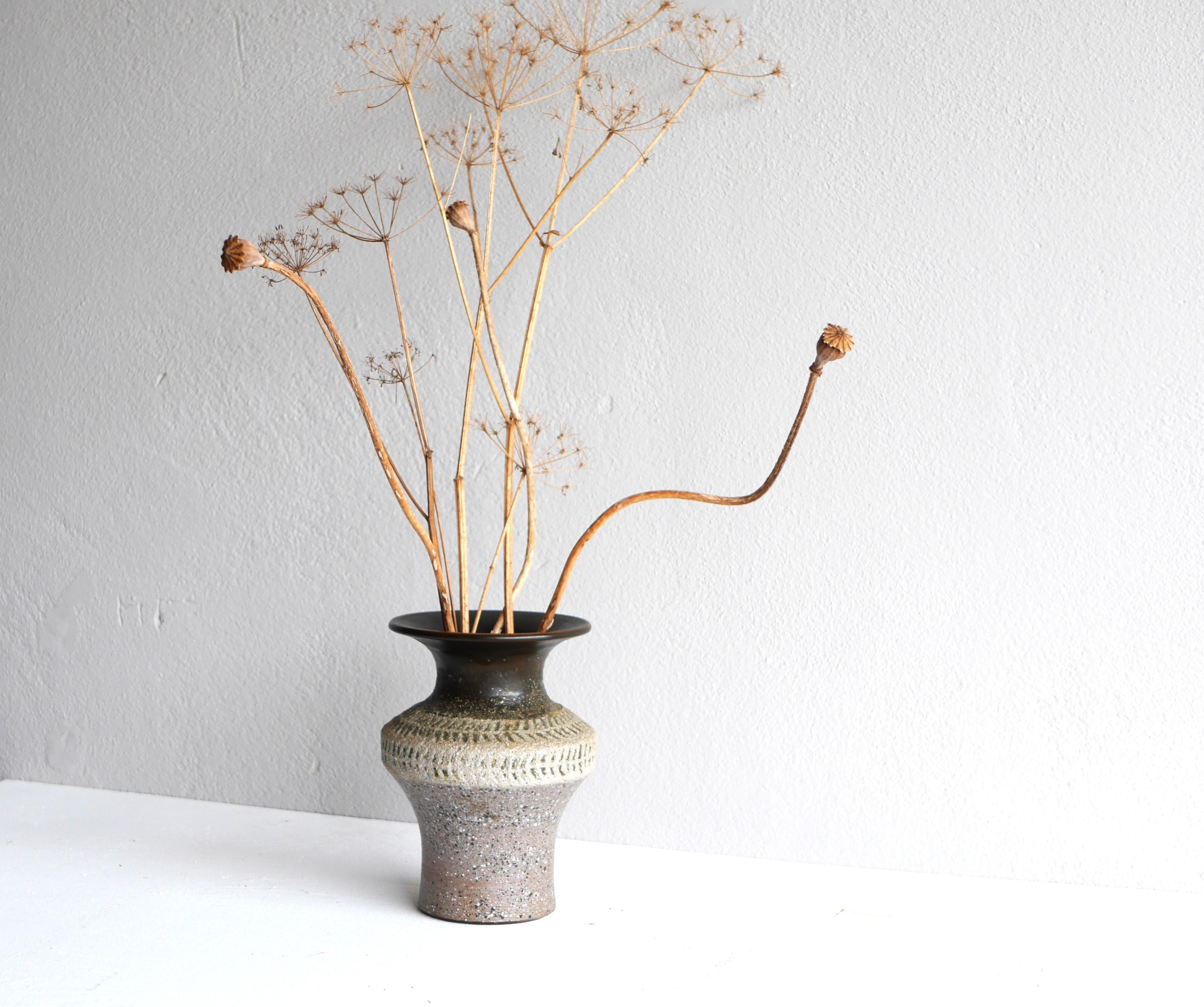 Swedish Mid-century modern Scandinavian brutalist art pottery vase, Nittsjö Sweden For Sale