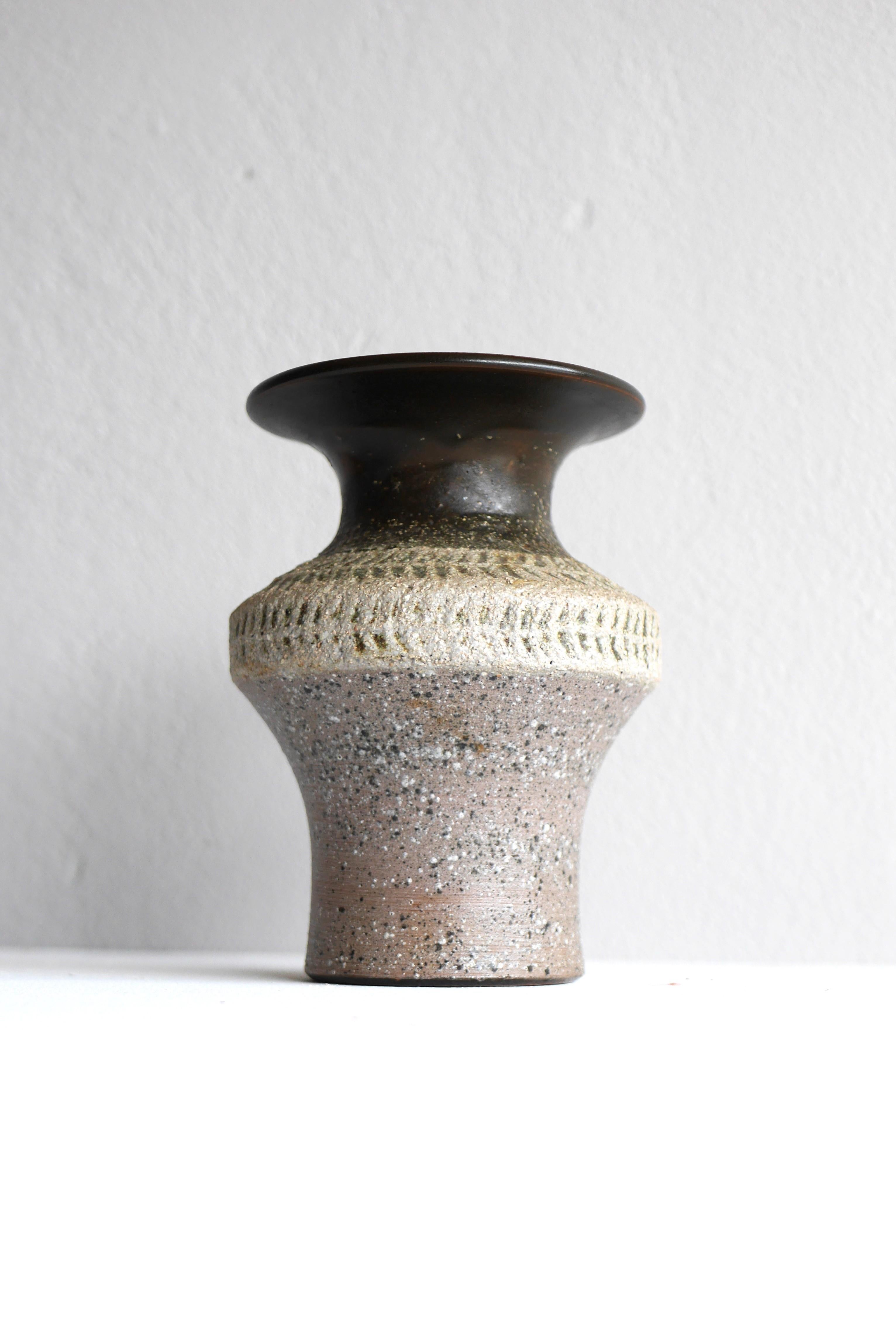 Mid-century modern Scandinavian brutalist art pottery vase, Nittsjö Sweden In Good Condition For Sale In Skarpnäck, SE