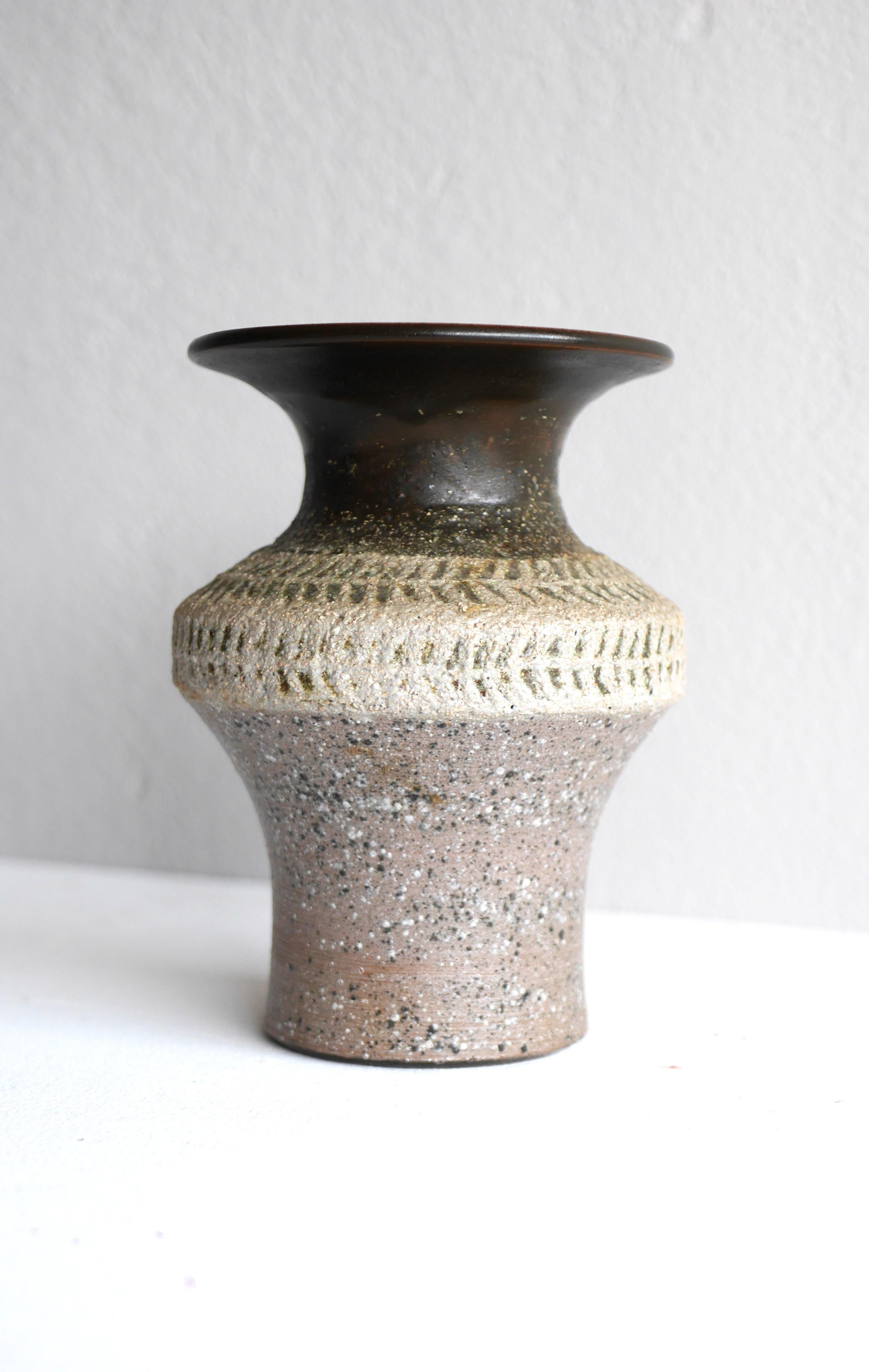 Mid-century modern Scandinavian brutalist art pottery vase, Nittsjö Sweden For Sale 1
