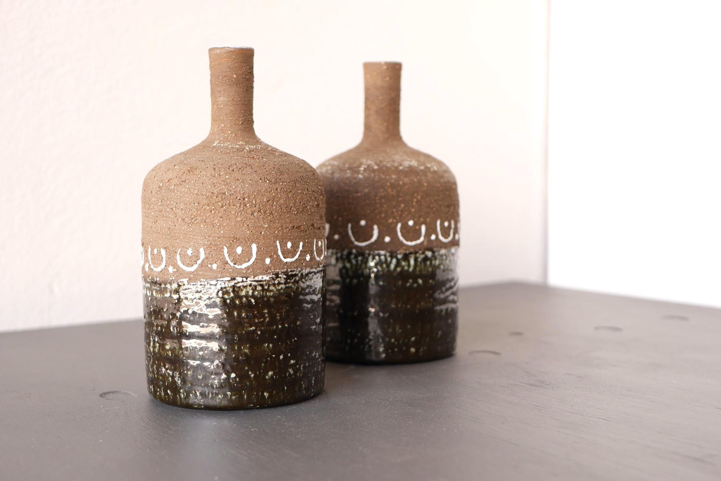 A pair of very nice Mid-century modern ceramic/stoneware vases hand-made by Thomas Hellström for Nittsjö Sweden. This is one of Hellströms' most famous design for Nittsjö Keramik, Sweden produced in the 60s, and very much of its time, yet still has