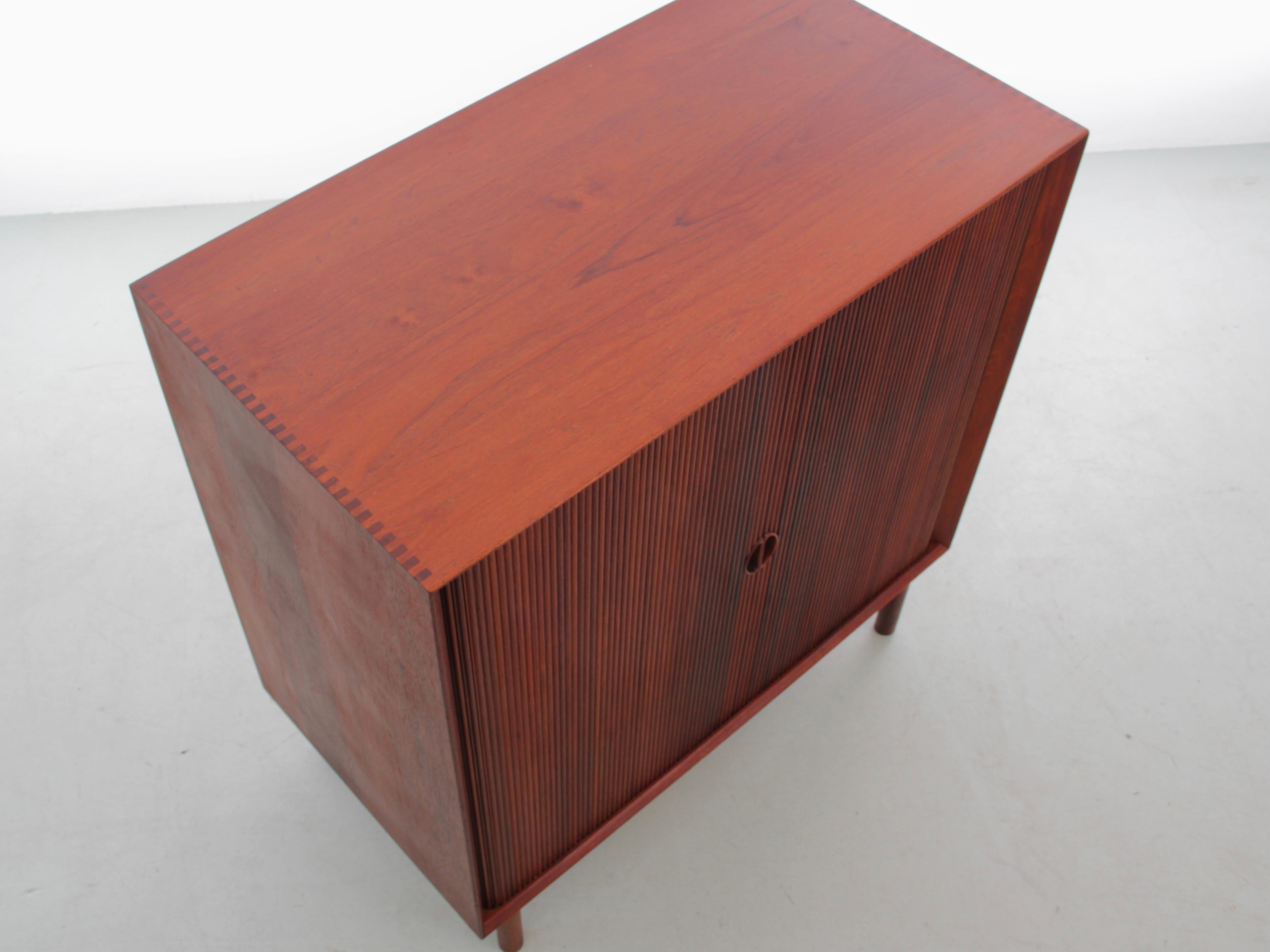 XX secolo Armadio scandinavo moderno di metà secolo in teak massiccio di Søborg Møbelfabrik in vendita