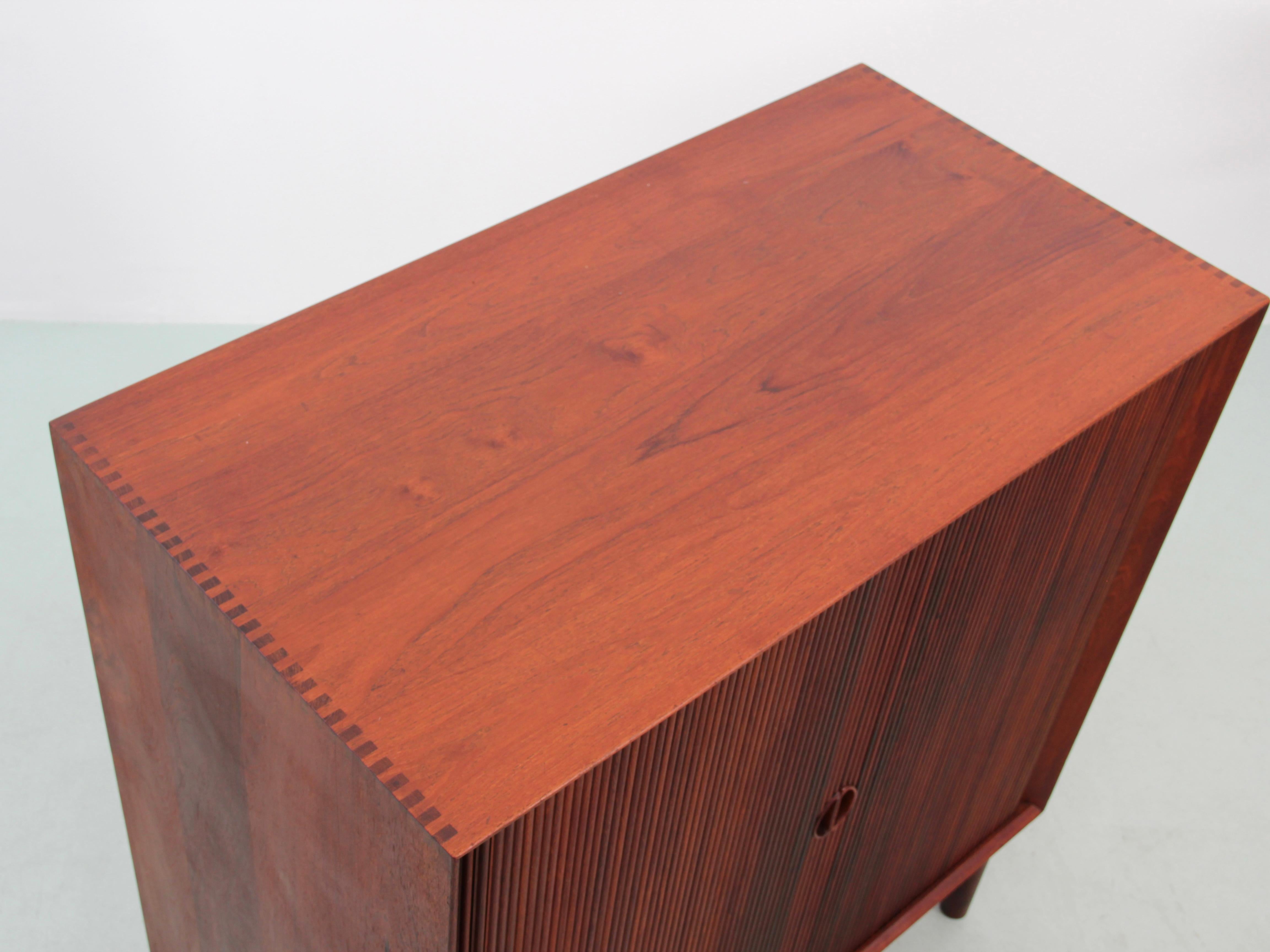 Teak Armadio scandinavo moderno di metà secolo in teak massiccio di Søborg Møbelfabrik in vendita