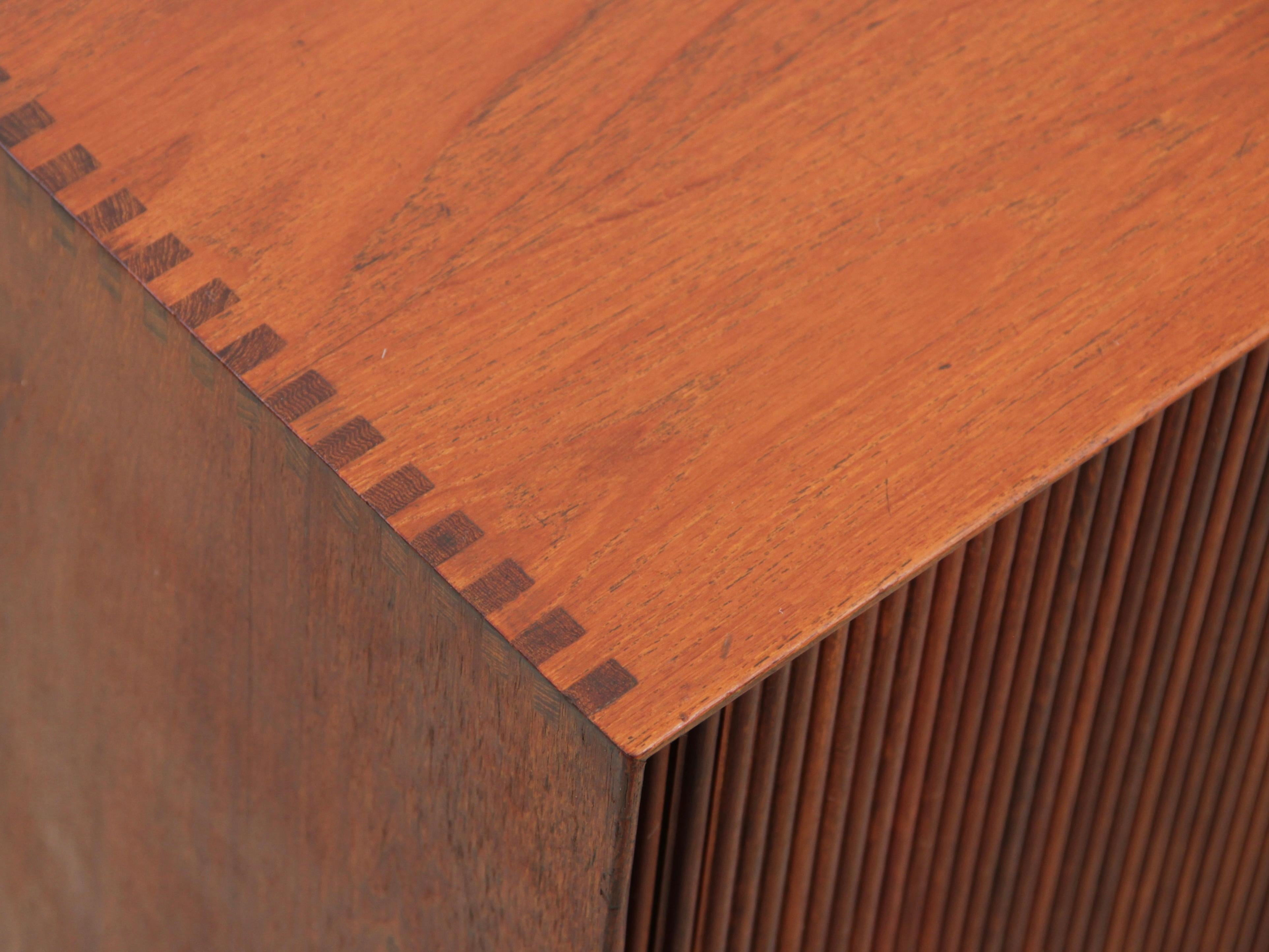 Armadio scandinavo moderno di metà secolo in teak massiccio di Søborg Møbelfabrik in vendita 1