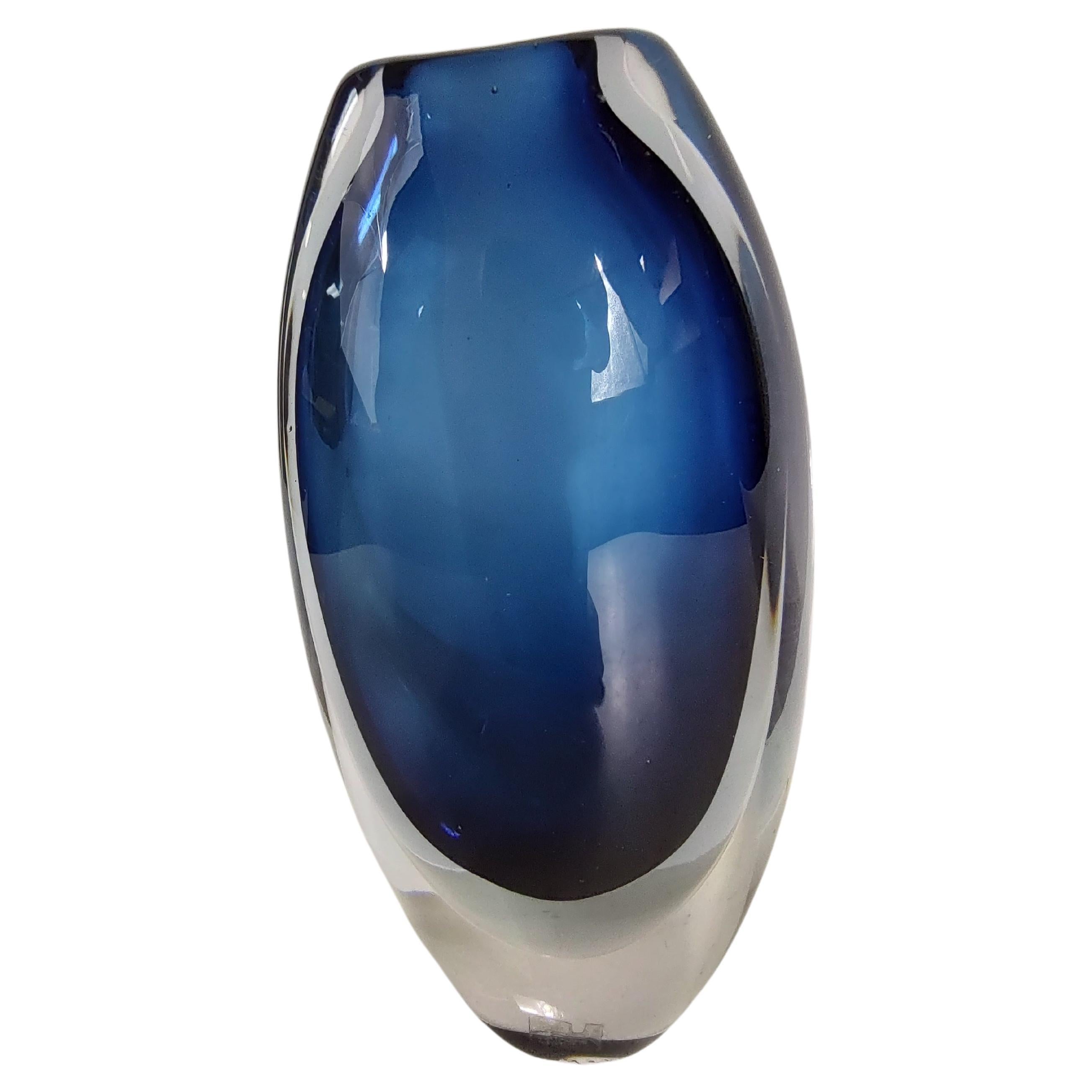 Vaso in vetro incamiciato scandinavo moderno di metà secolo di Vicke Lindstrand Kosta Boda