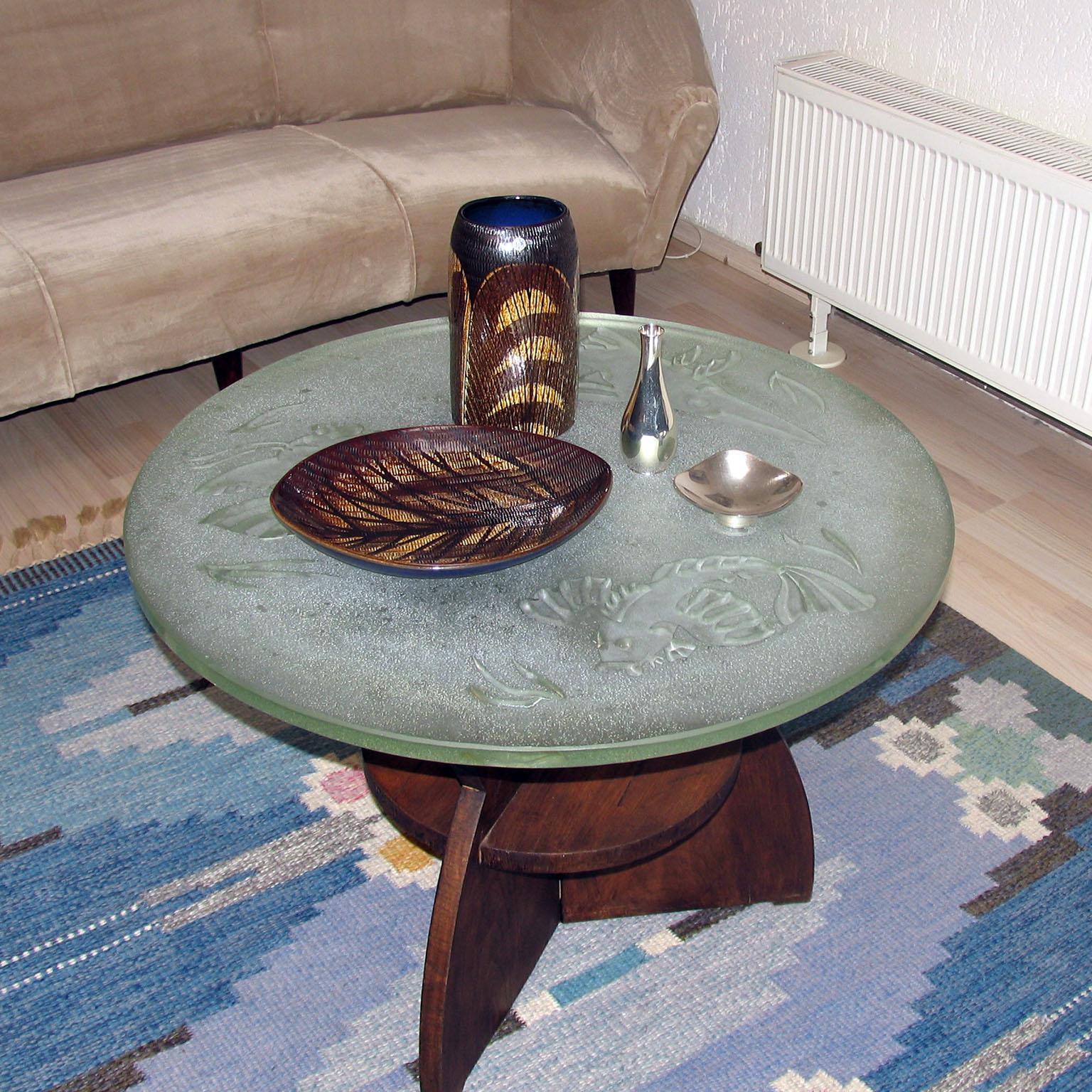 Mid-Century Modern Scandinavian ceramic vase and tray.
Amazing pottery of the 1960s by Ingrid Atterberg for Upsala Ekeby, depicting a textured leaf motif with brown and yellow contrast, inside of the vase and backside of tray in dark royal blue.