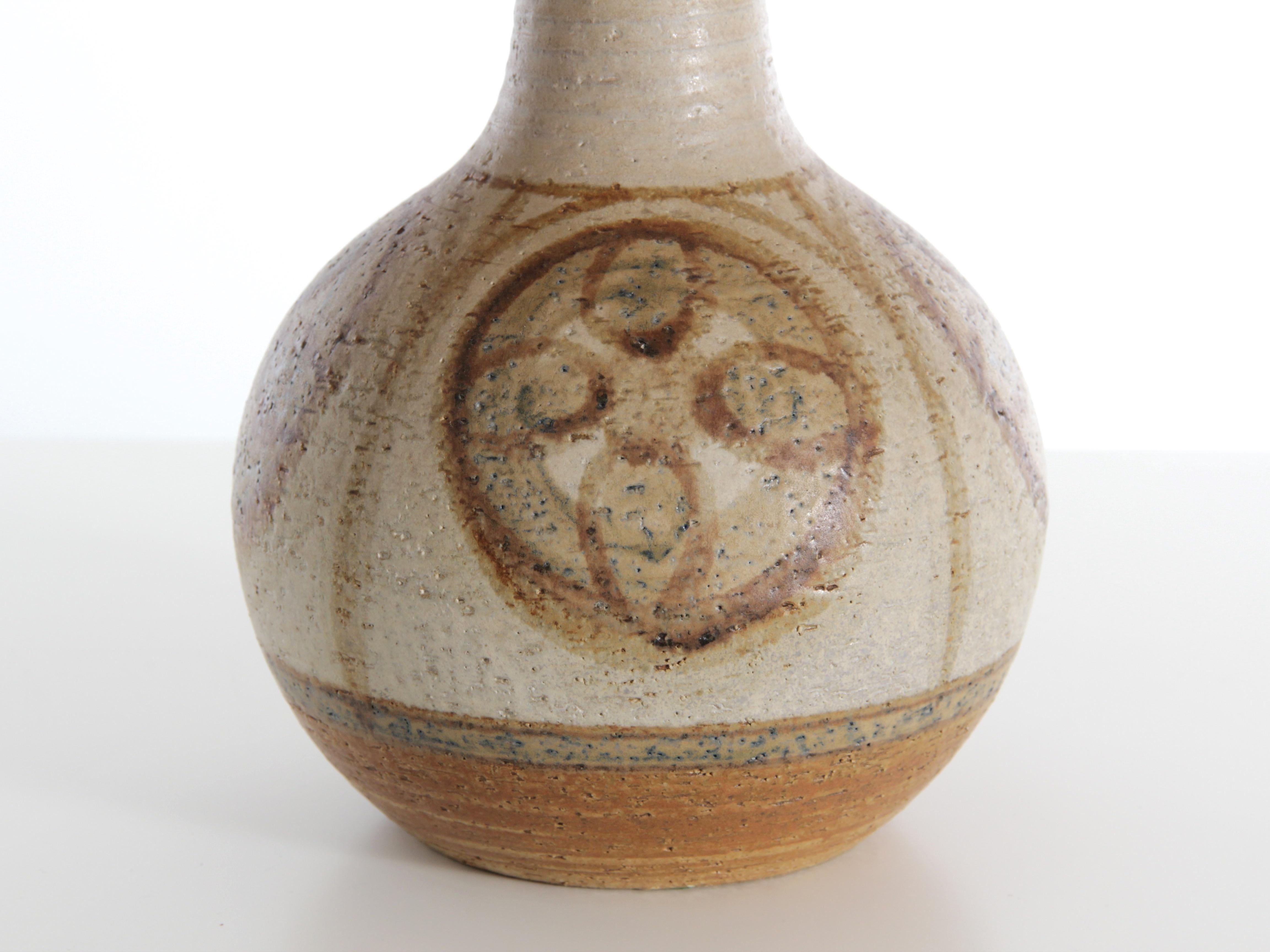 Skandinavische Keramik-Tischlampe aus der Jahrhundertmitte von Soholm. Kommt mit Original-Schirm.