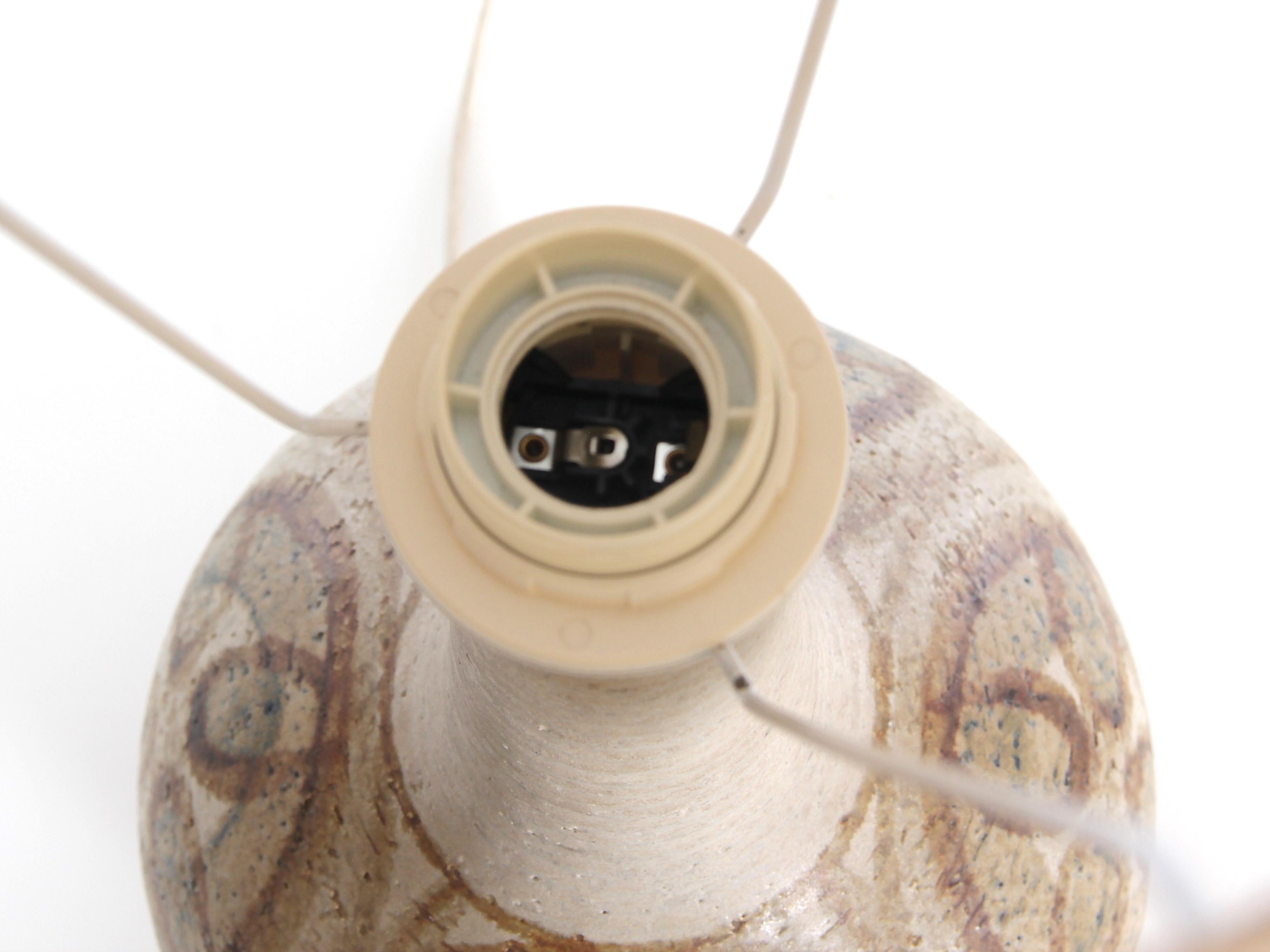Skandinavische Mid-Century Modern-Tischlampe aus Keramik von Sholm im Zustand „Gut“ im Angebot in Courbevoie, FR