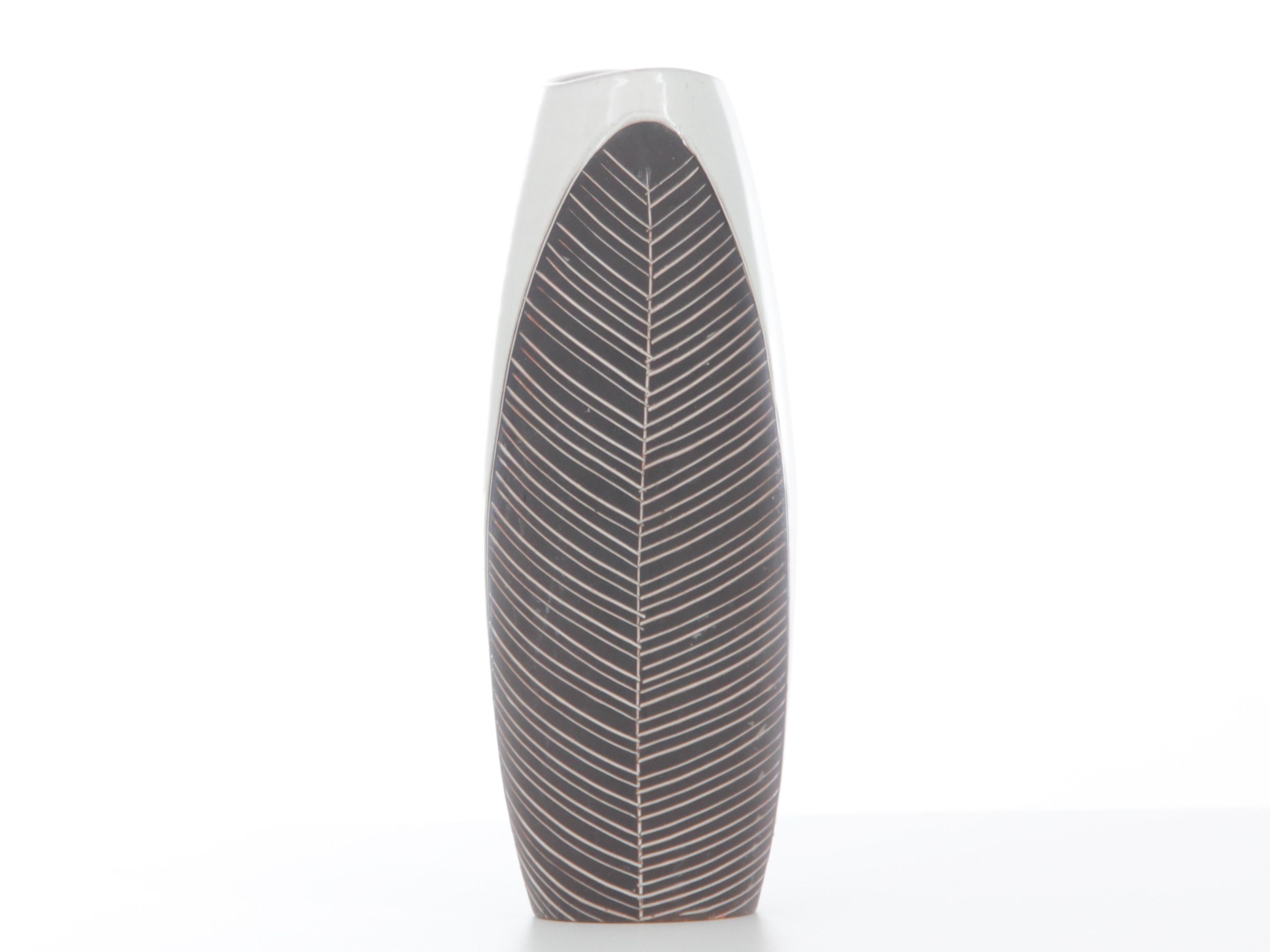Vaso in ceramica scandinava di metà secolo moderno con motivo a foglie. Lavoro svedese.