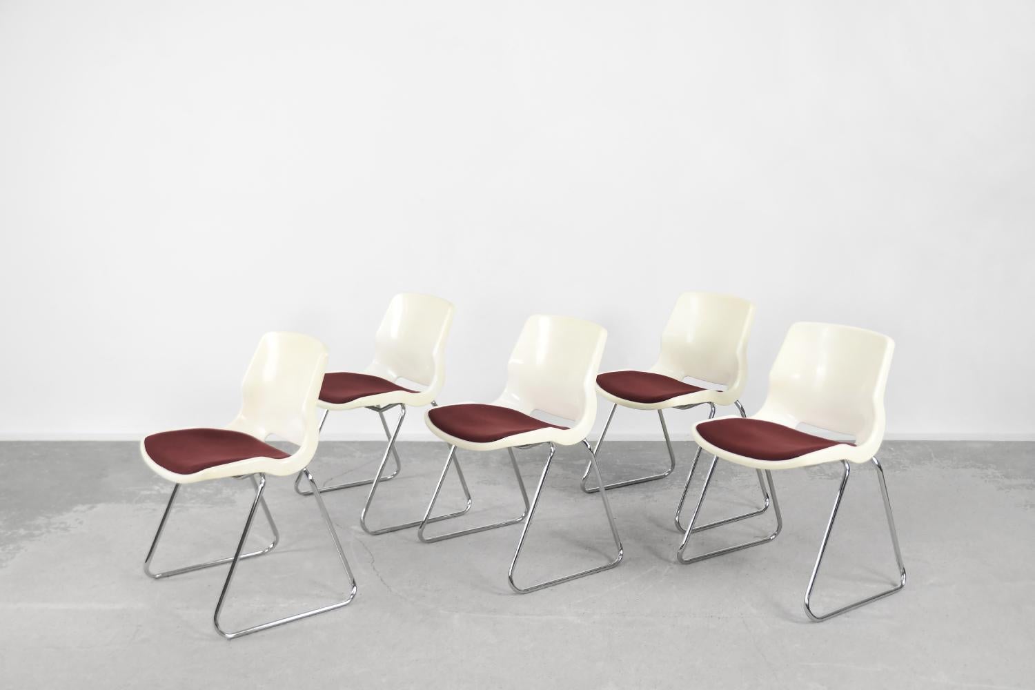 This set of chairs was designed by Svante Schöblom for the Swedish Overman manufacture during the 1970s. They were produced in several colors, but the white design is the most universal. It adapts to any space and perfectly combines functionality