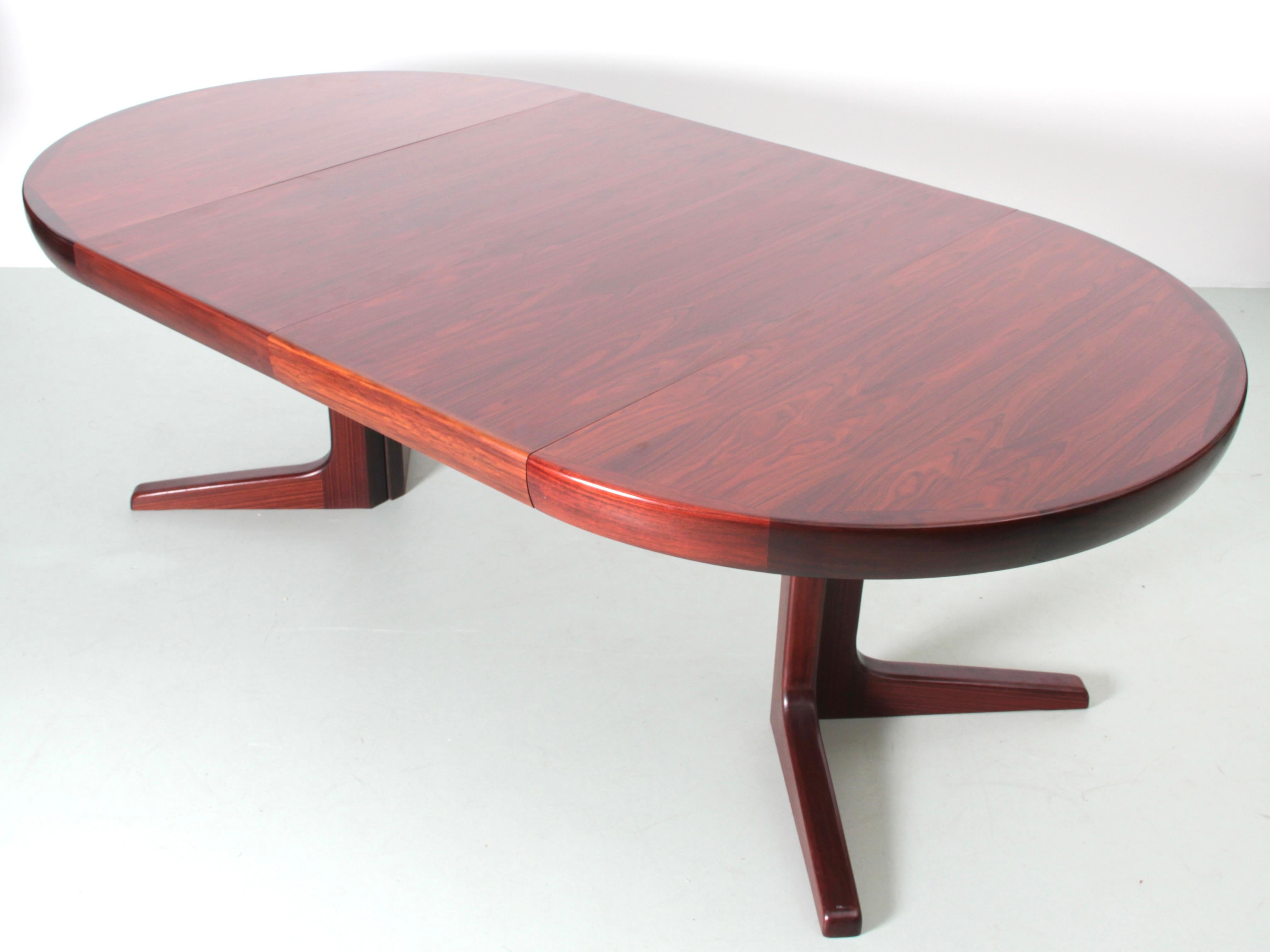 Mid-Century Modern Scandinavian Cirular Dining Table in Rosewood by Larsen In Good Condition In Courbevoie, FR