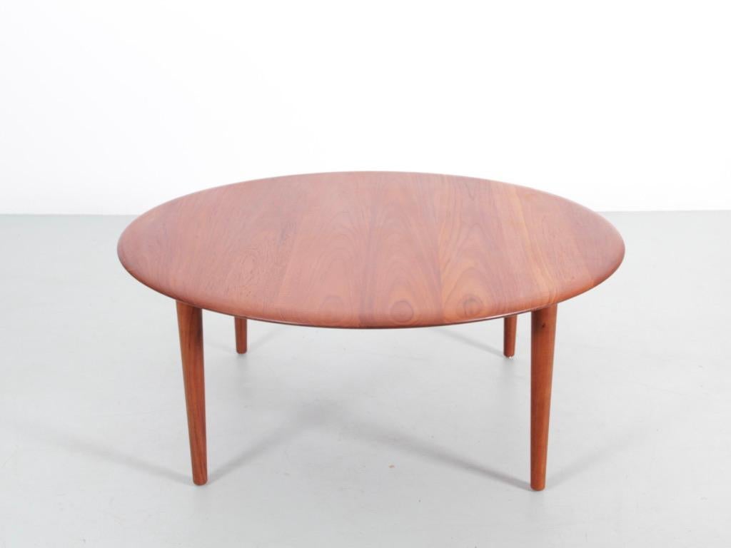Mid-Century Modern scandinavian coffee table in teak by Hvidt & Mølgaard Nielsen for France and Søn. One of the very rare model made in solid teak. Referenced by the Design Museum Danmark under number RP15822. Bibliography : France & Daverkosen