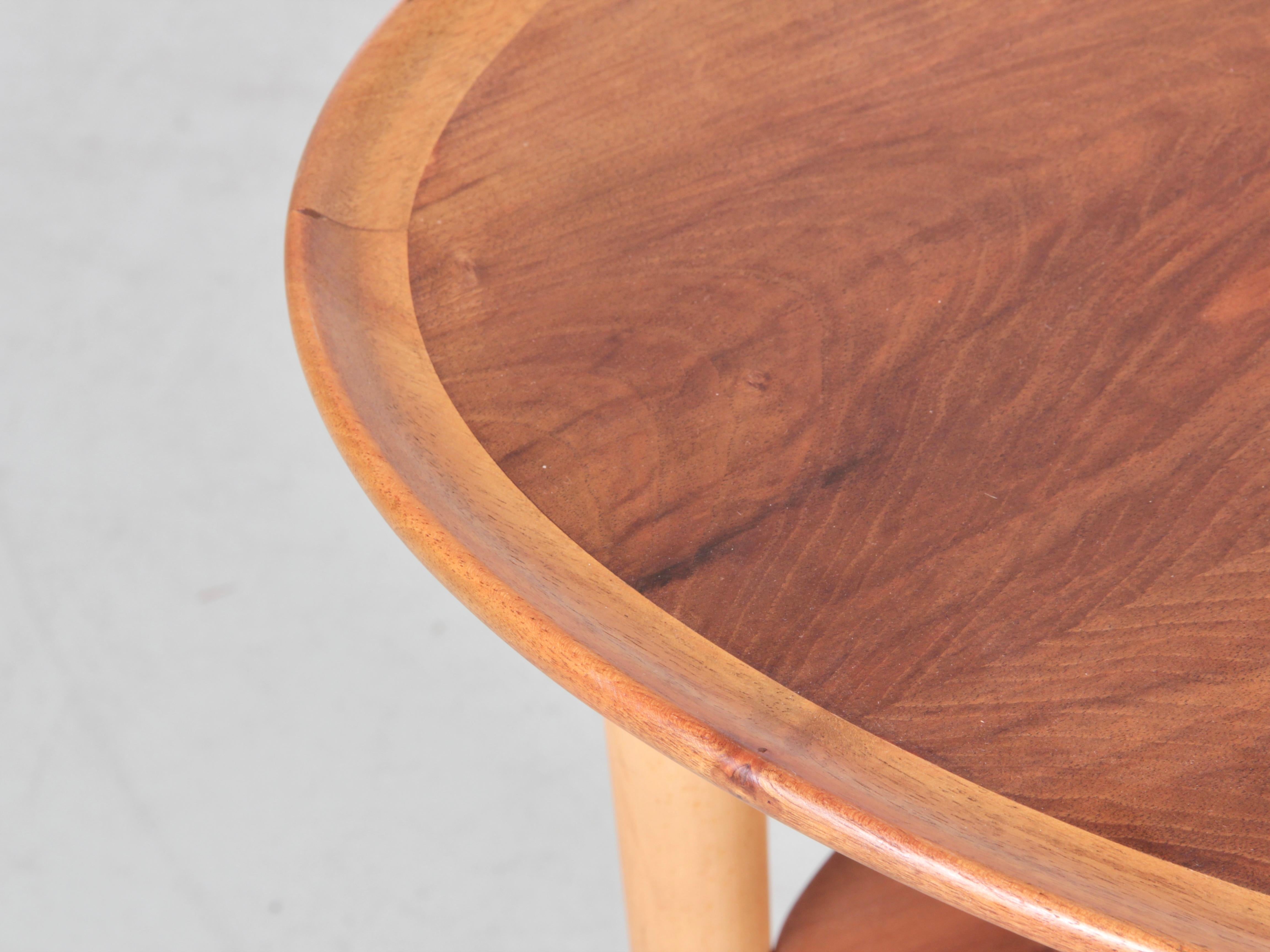 Mid-Century modern scandinavian coffeee table or side table in walnut In Good Condition For Sale In Courbevoie, FR