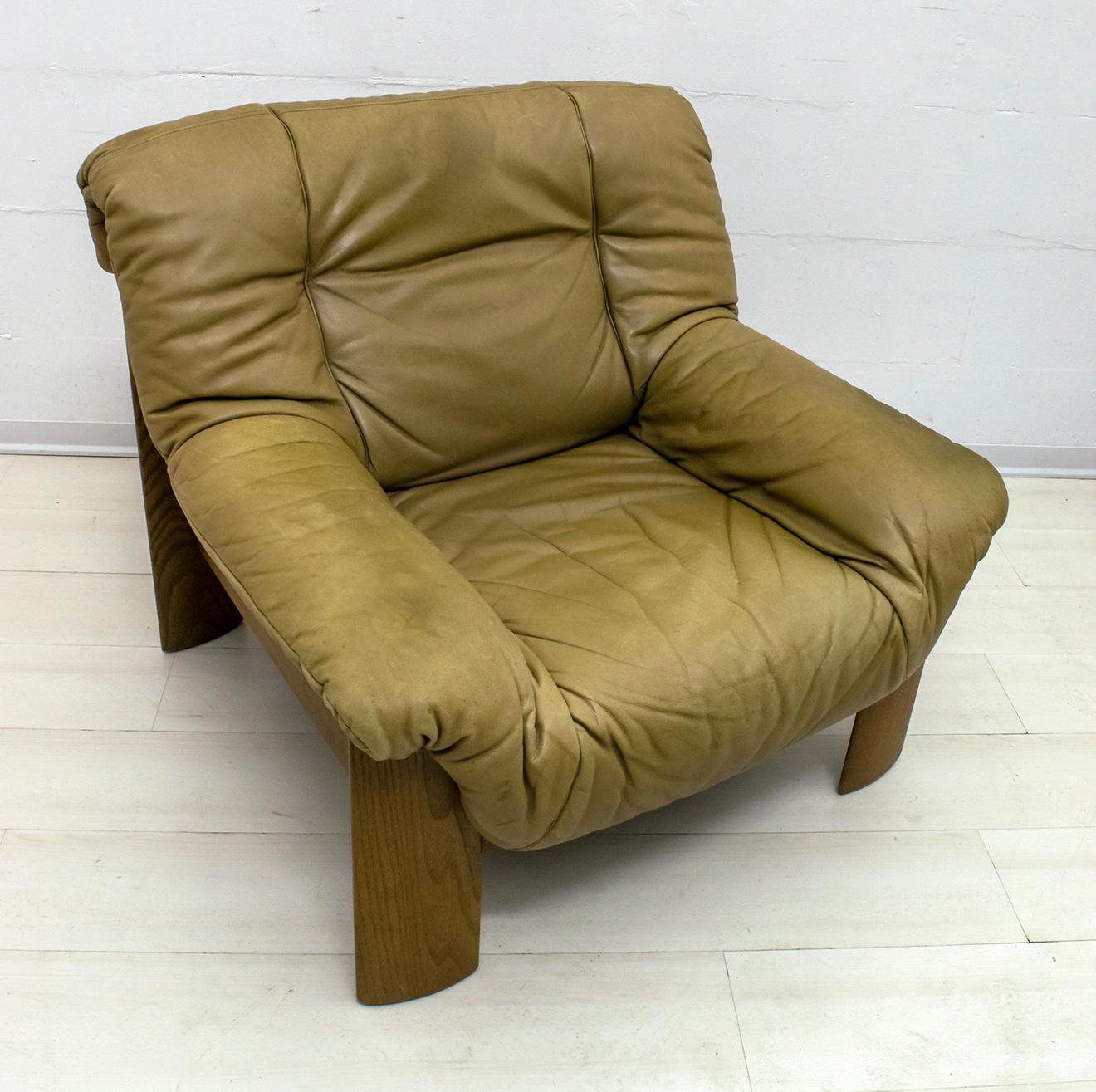 Scandinavian cognac brown leather and oak tree armchair.
Probably Danish from 1970s. Good vintage condition.
Patinated with signs of wear consistent with age and use.

