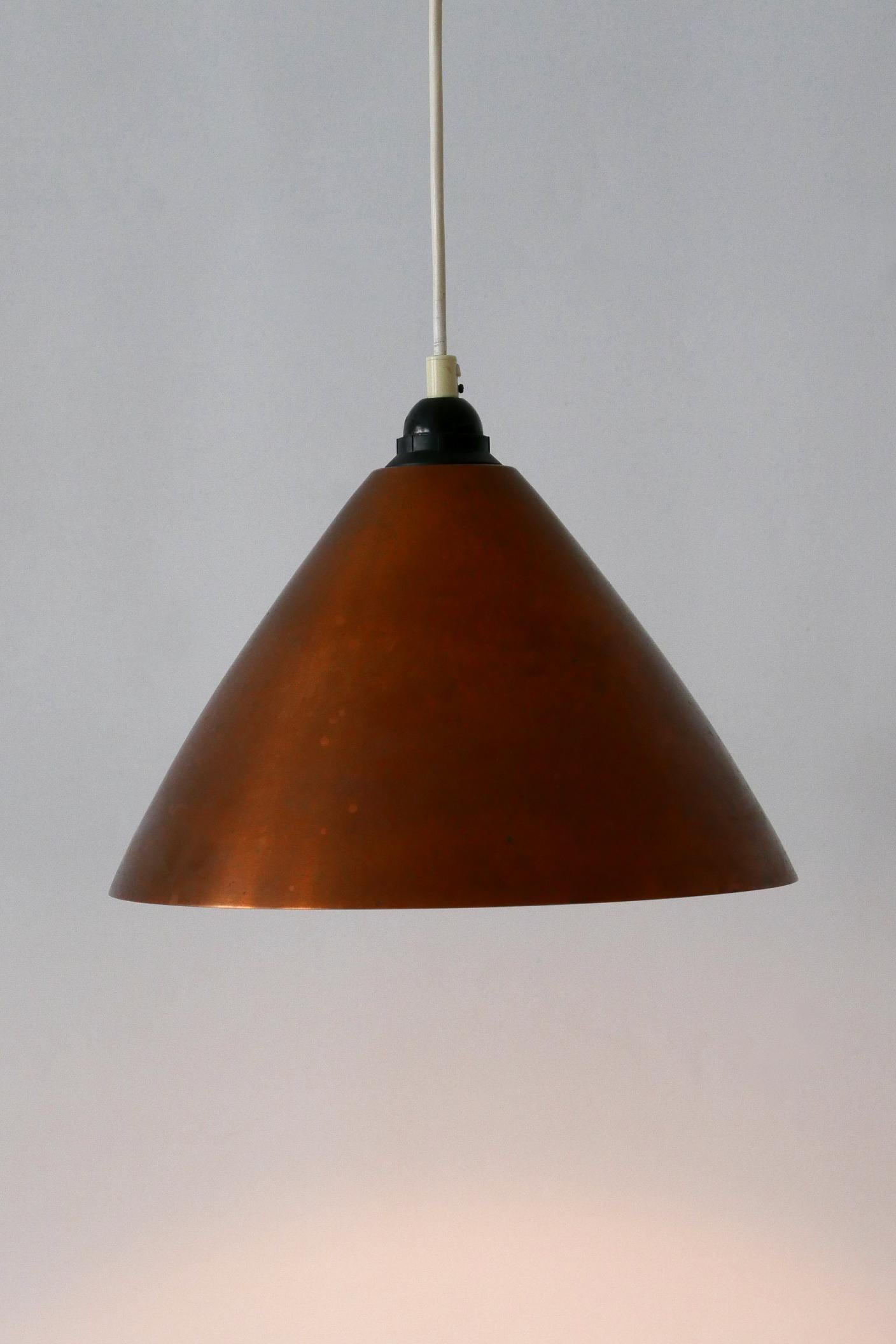 Elegante lámpara colgante o lámpara colgante de cobre perforado de la Modernidad de Mitad de Siglo. Diseñado y fabricado probablemente en Escandinavia en la década de 1960.

Realizada en chapa de cobre, la lámpara colgante necesita 1 bombilla de