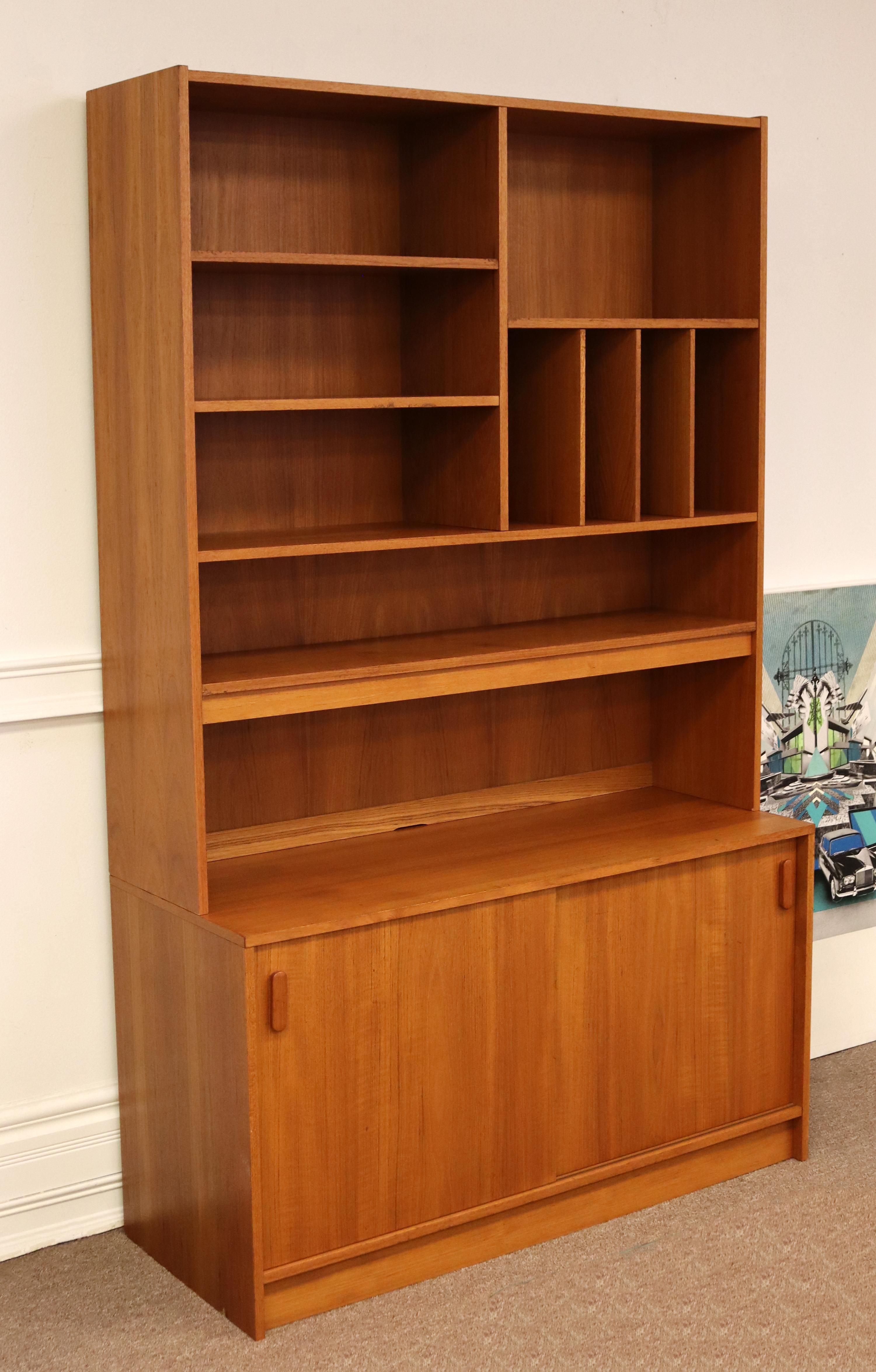 Mid-Century Modern Scandinavian Danish Teak Wall Unit Shelving Bookcase 1960s In Good Condition In Keego Harbor, MI