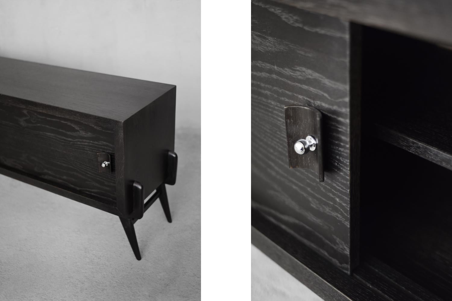 Credenza The Modern Scandinavian di metà secolo in Oak scuro con maniglie di legno e metallo in vendita 2
