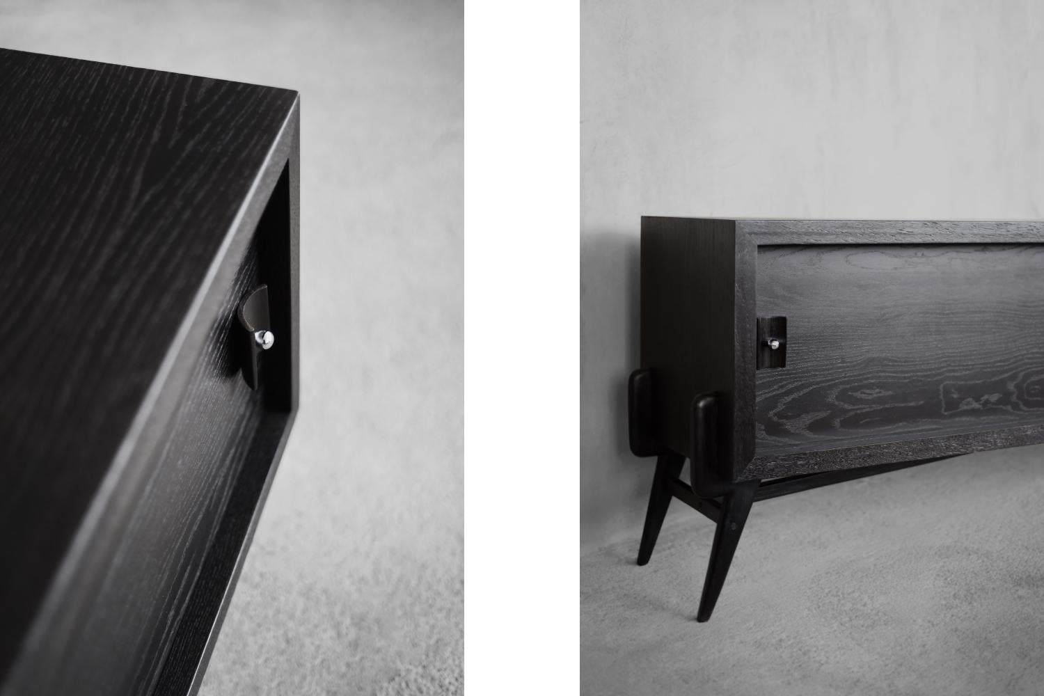 Credenza The Modern Scandinavian di metà secolo in Oak scuro con maniglie di legno e metallo in vendita 7