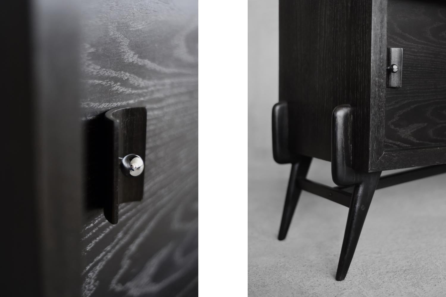 Credenza The Modern Scandinavian di metà secolo in Oak scuro con maniglie di legno e metallo in vendita 8