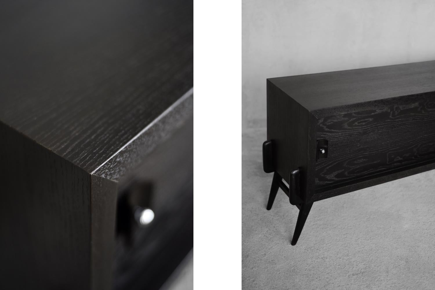Credenza The Modern Scandinavian di metà secolo in Oak scuro con maniglie di legno e metallo in vendita 9