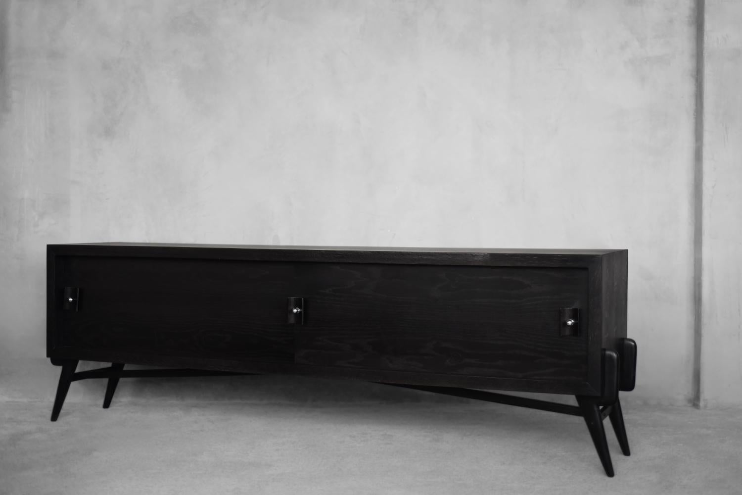 Credenza The Modern Scandinavian di metà secolo in Oak scuro con maniglie di legno e metallo in vendita 10