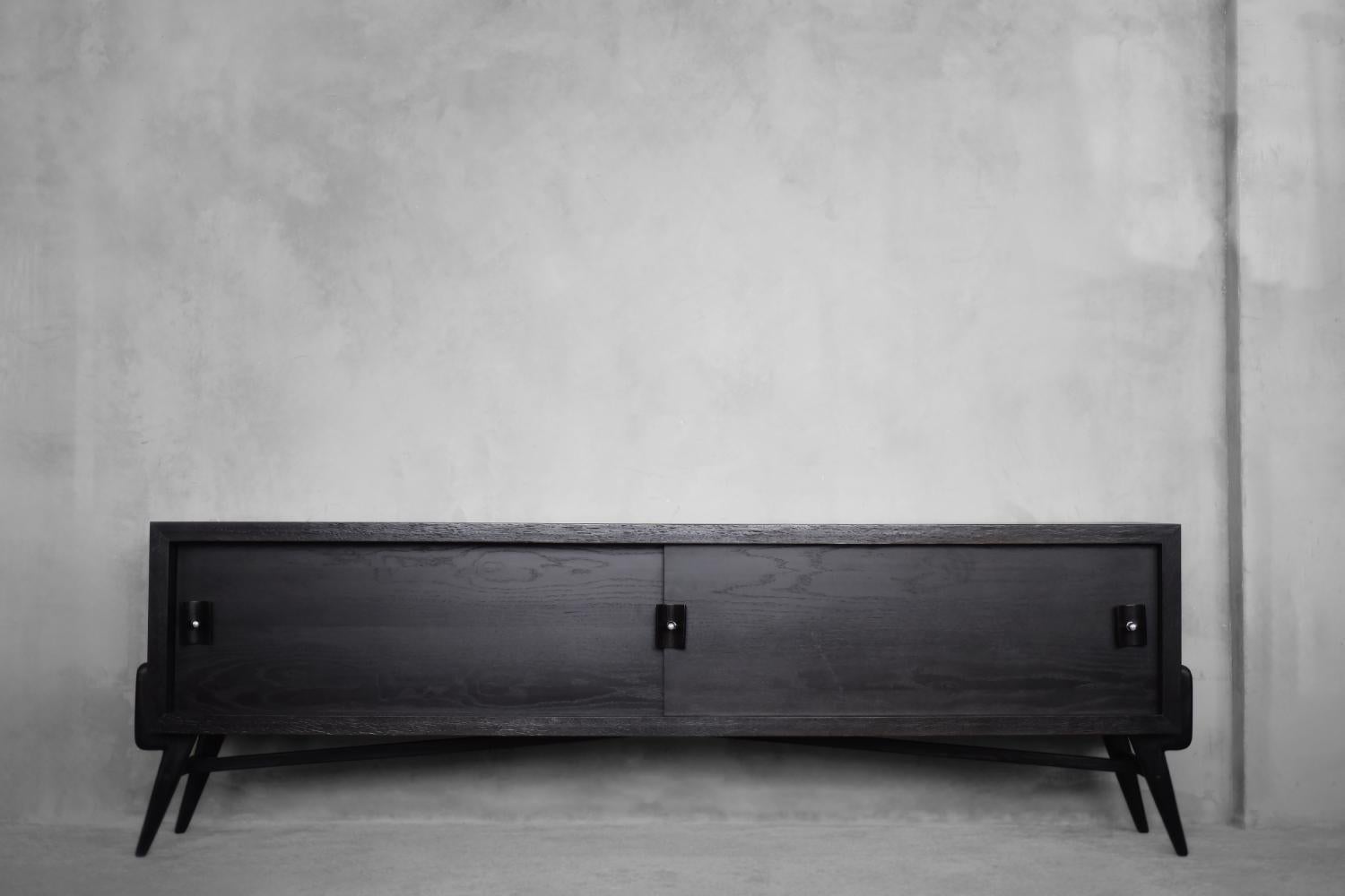 Questa credenza modernista è stata realizzata in Scandinavia negli anni Sessanta. Era realizzato in legno di quercia, considerato un legno reale. Si tratta di un materiale molto resistente e durevole, con una ricca venatura. Il legno è resistente ai
