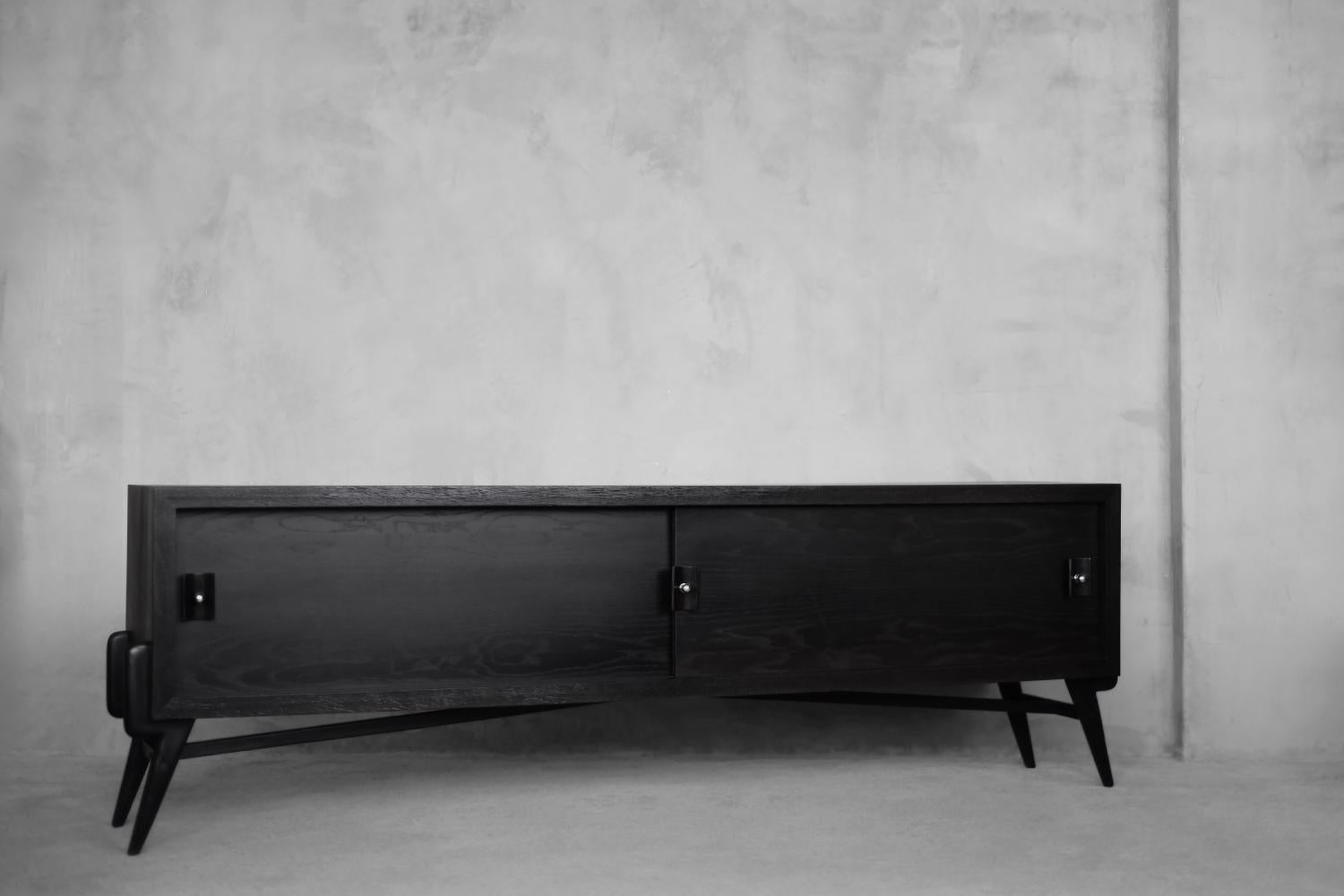 Credenza The Modern Scandinavian di metà secolo in Oak scuro con maniglie di legno e metallo in vendita 5