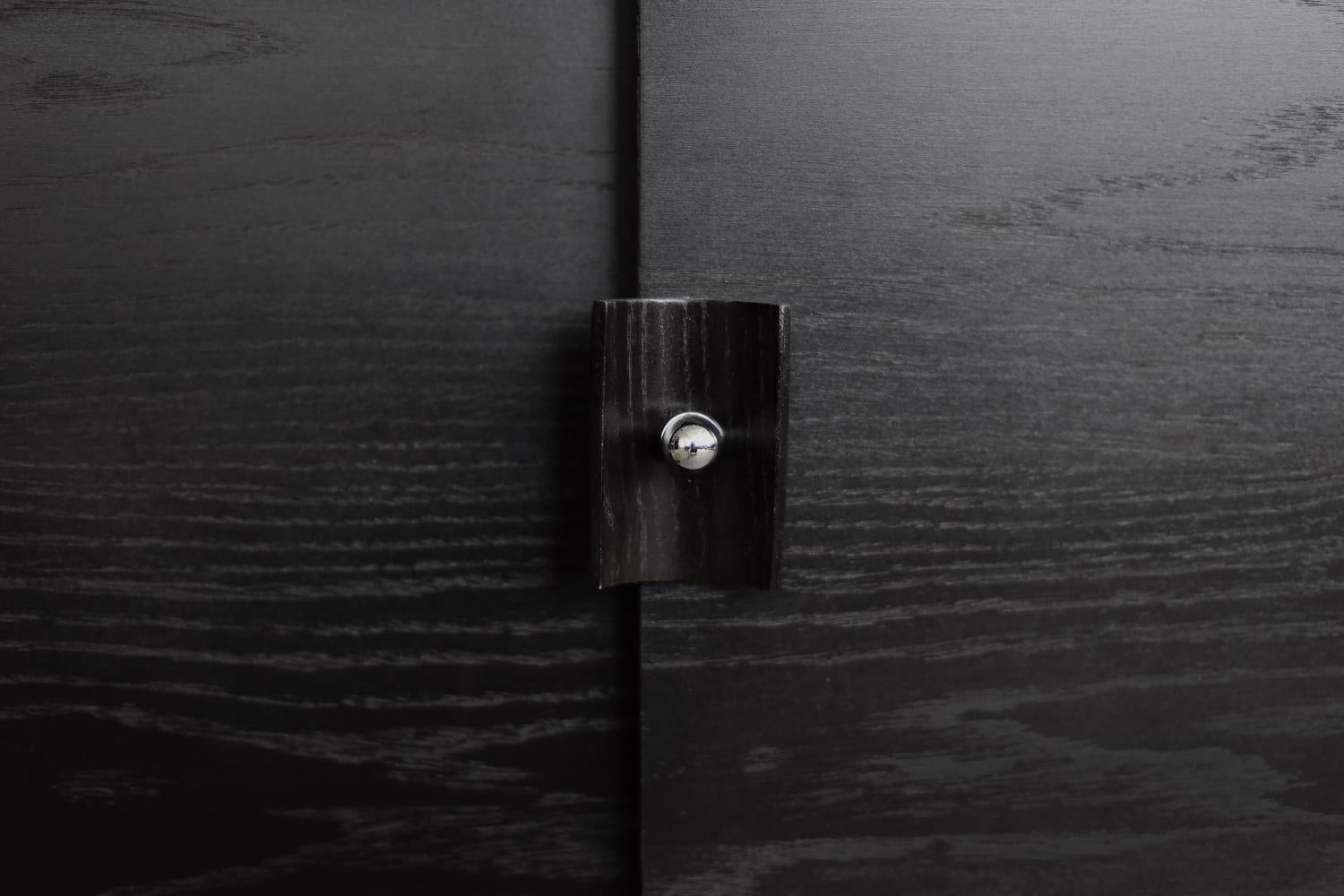 Brutalismo Credenza The Modern Scandinavian di metà secolo in Oak scuro con maniglie di legno e metallo in vendita