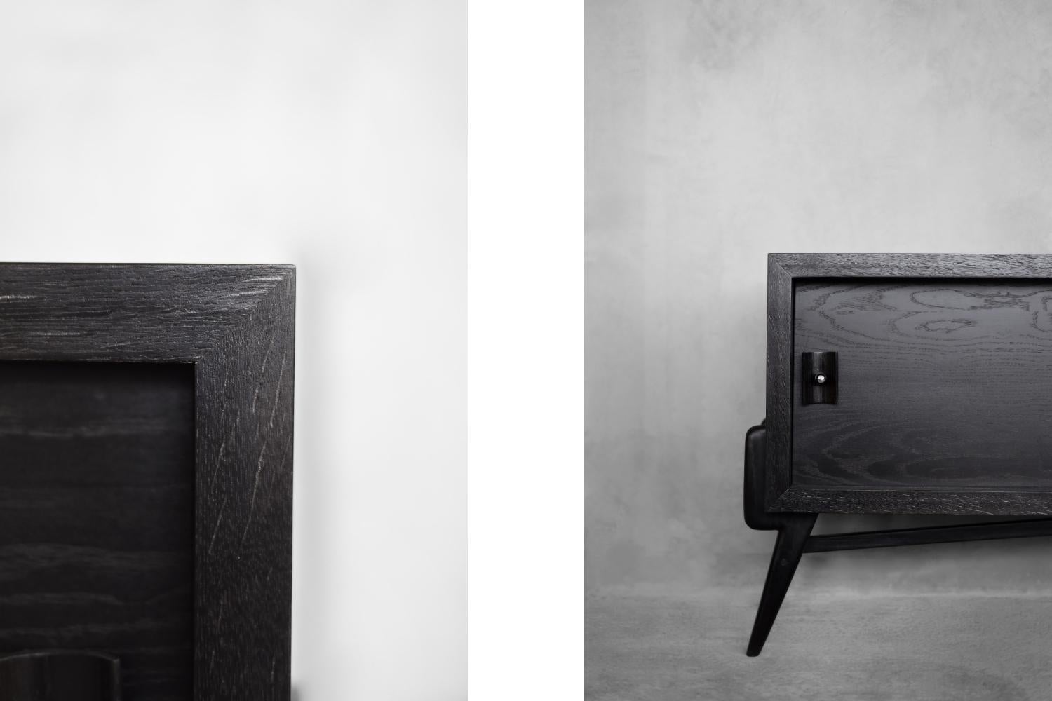 Scandinavo Credenza The Modern Scandinavian di metà secolo in Oak scuro con maniglie di legno e metallo in vendita