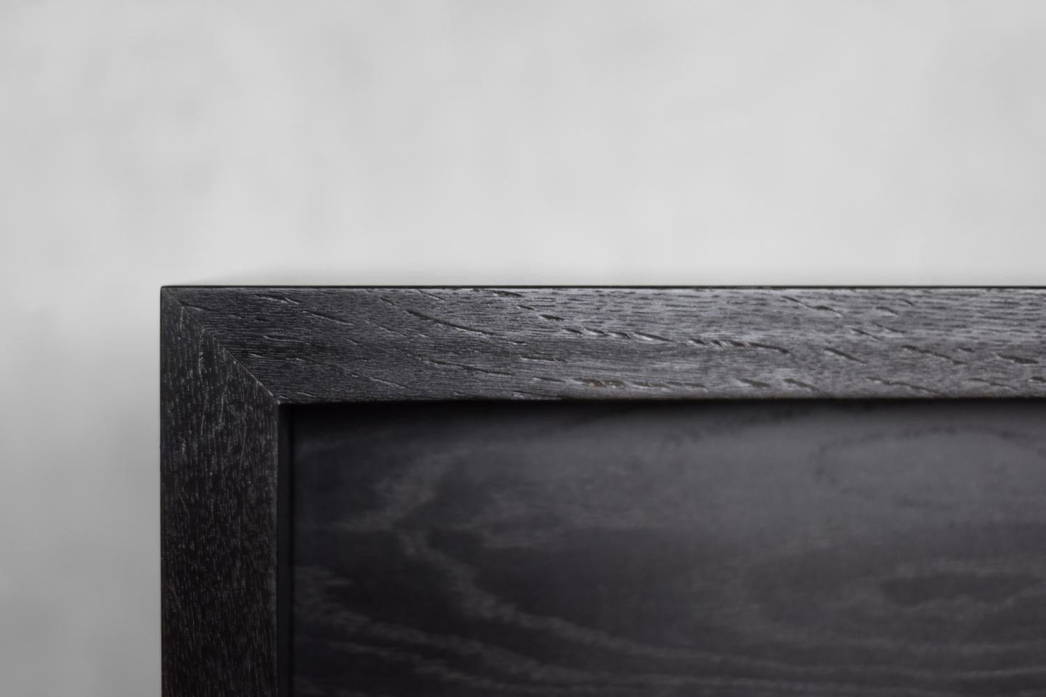 Metà XX secolo Credenza The Modern Scandinavian di metà secolo in Oak scuro con maniglie di legno e metallo in vendita
