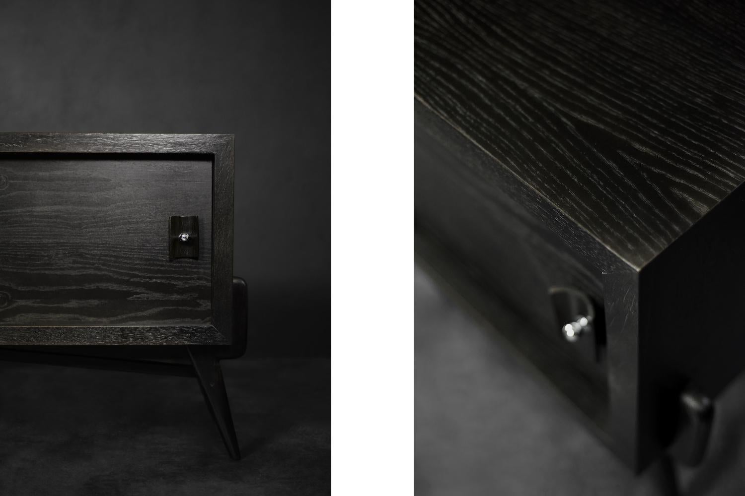 Credenza The Modern Scandinavian di metà secolo in Oak scuro con maniglie di legno e metallo in vendita 4