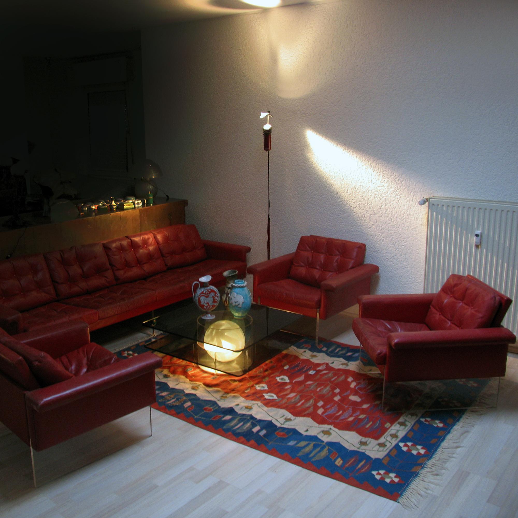 Raffinata lampada da terra svedese regolabile di Ateljé Lyktan, anni '80, in colore rosso vino.
La lampada è regolabile in altezza tramite un braccio girevole retrattile, da 120 a 190 cm.
La luce può essere diretta in qualsiasi direzione