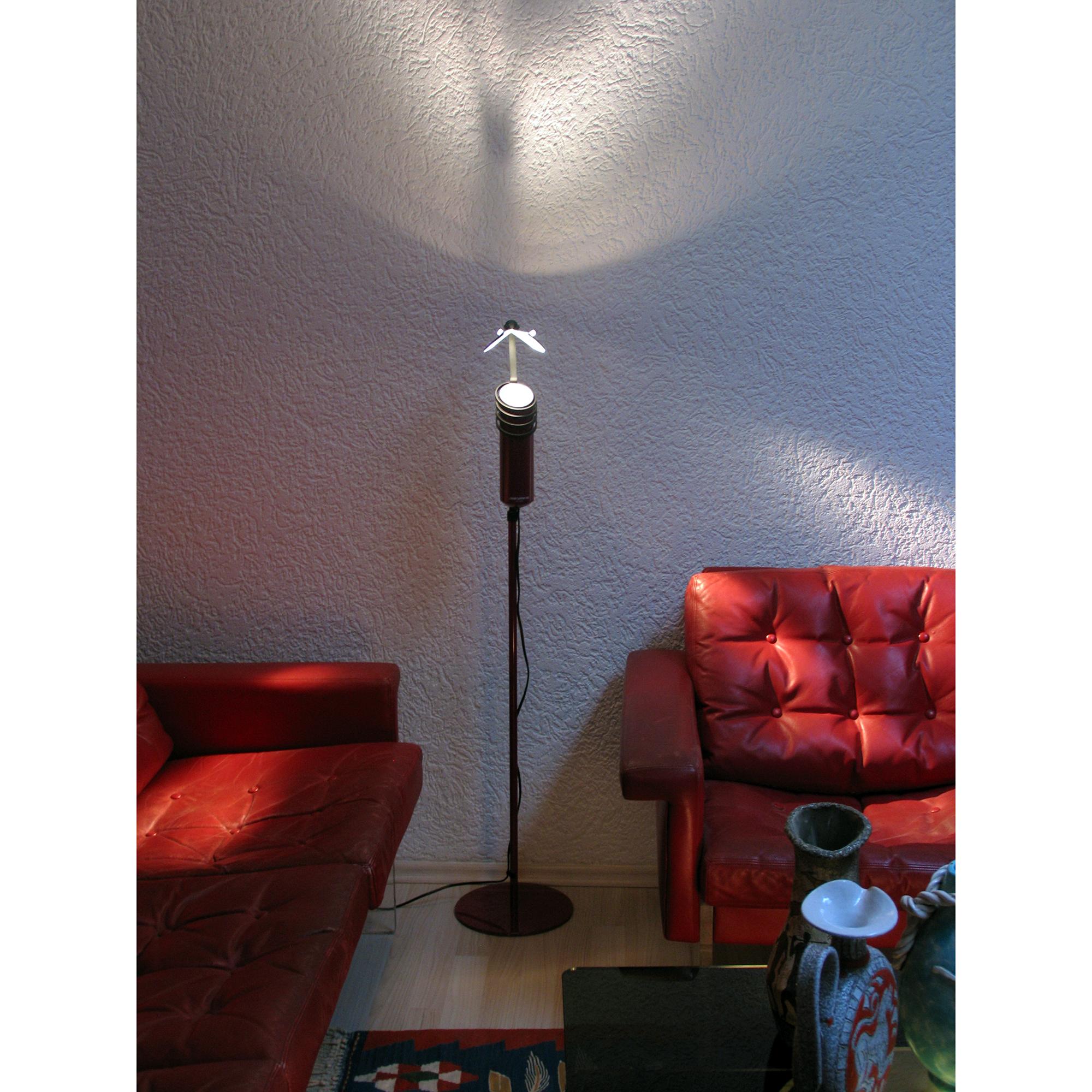 Mid-Century moderno Lampada da terra con riflettore regolabile dal design scandinavo moderno di metà secolo in vendita