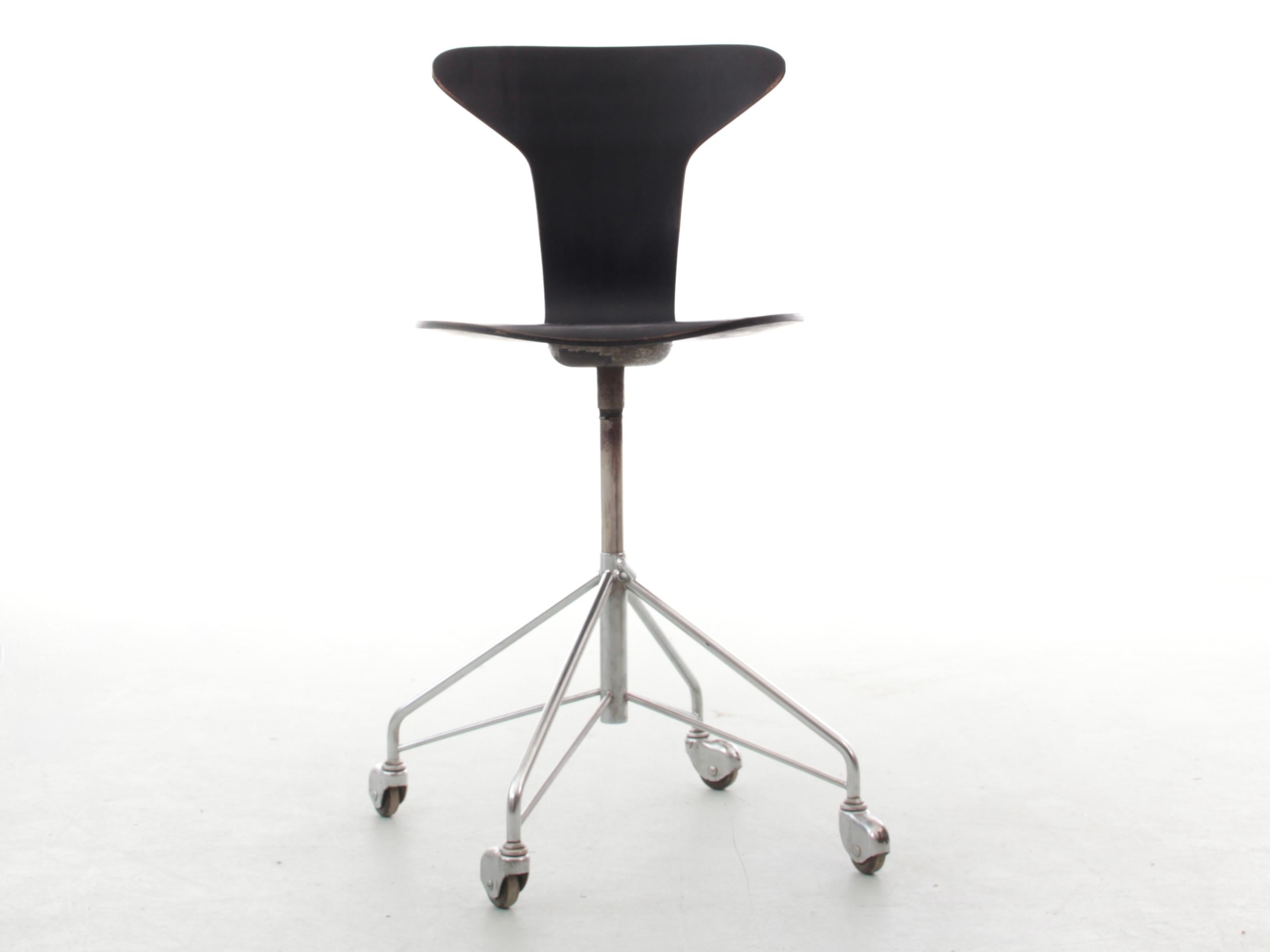 Mid-Century  Chaise de bureau moderne scandinave The Modern Scandinavian Munkegaard par Arne Jacobsen pour Fritz Hansen. Première édition des années 1950. Quelques rayures et points de rouille.


H 78/92 cm. D 47 cm. X 47 cm. H siège 44/58 cm