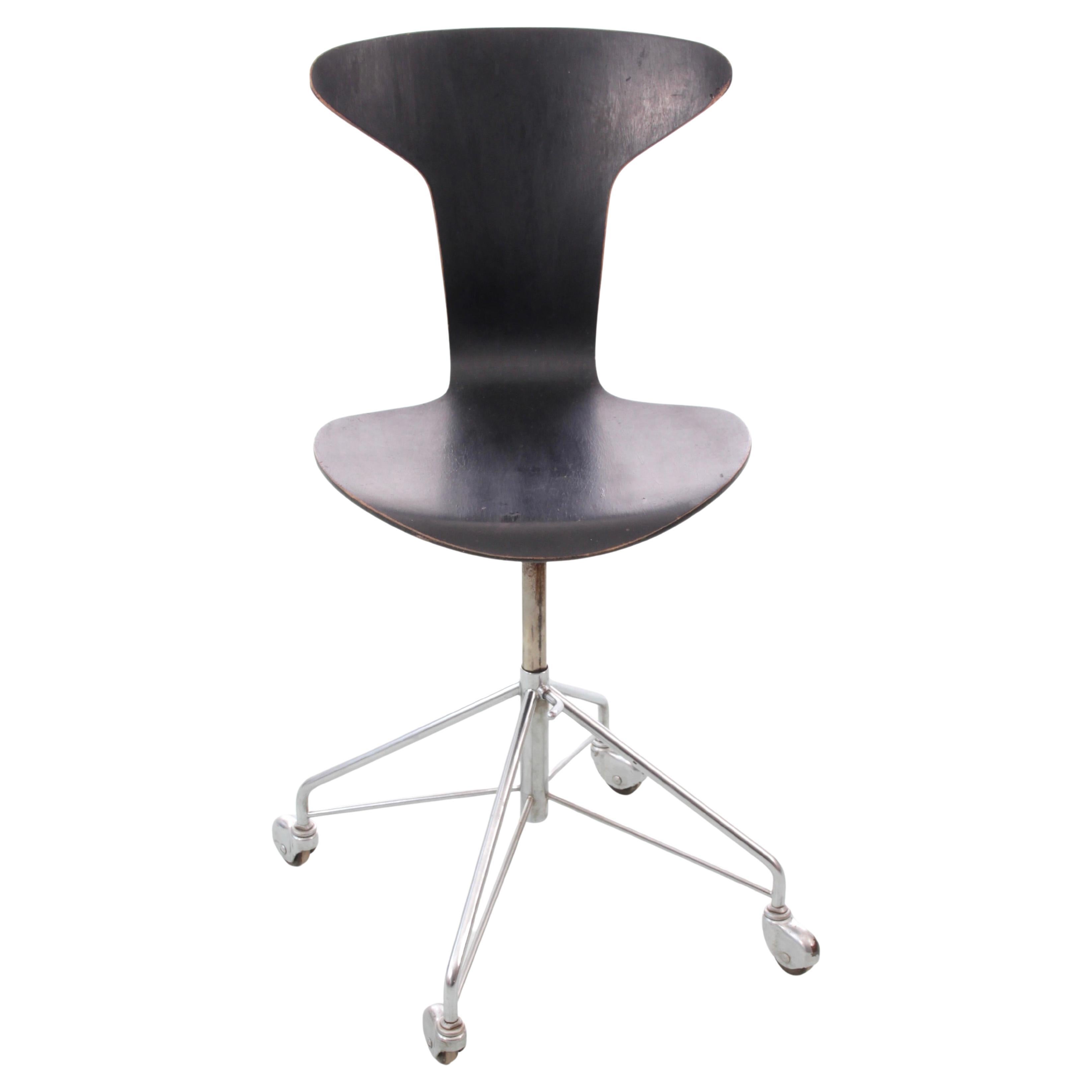 Chaise de bureau scandinave moderne du milieu du siècle Model No Jacobsen par Arne Jacobsen en vente