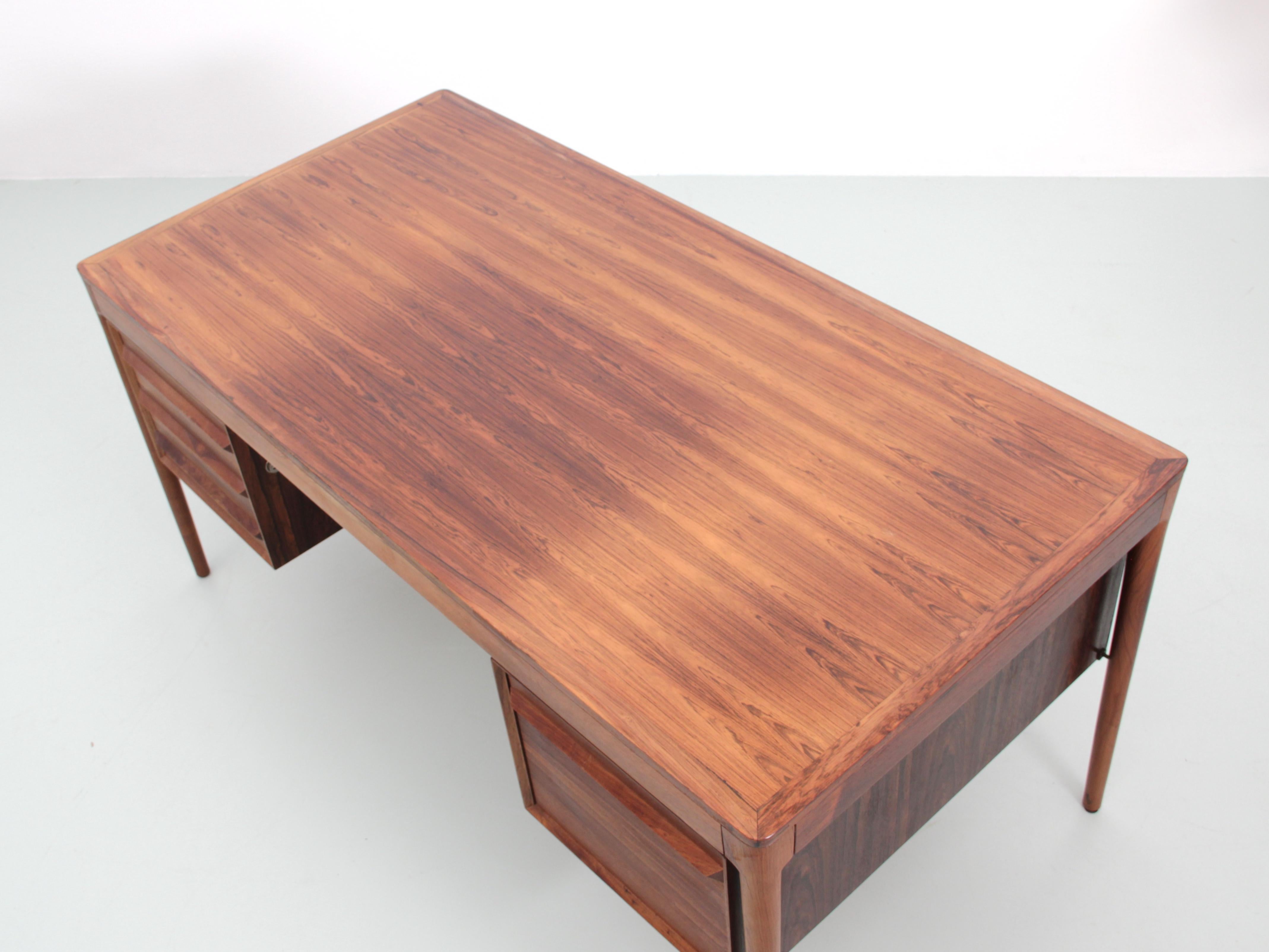 Mid-Century Modern Scandinavian Desk in Rosewood by Torbjørn Afdal In Good Condition In Courbevoie, FR