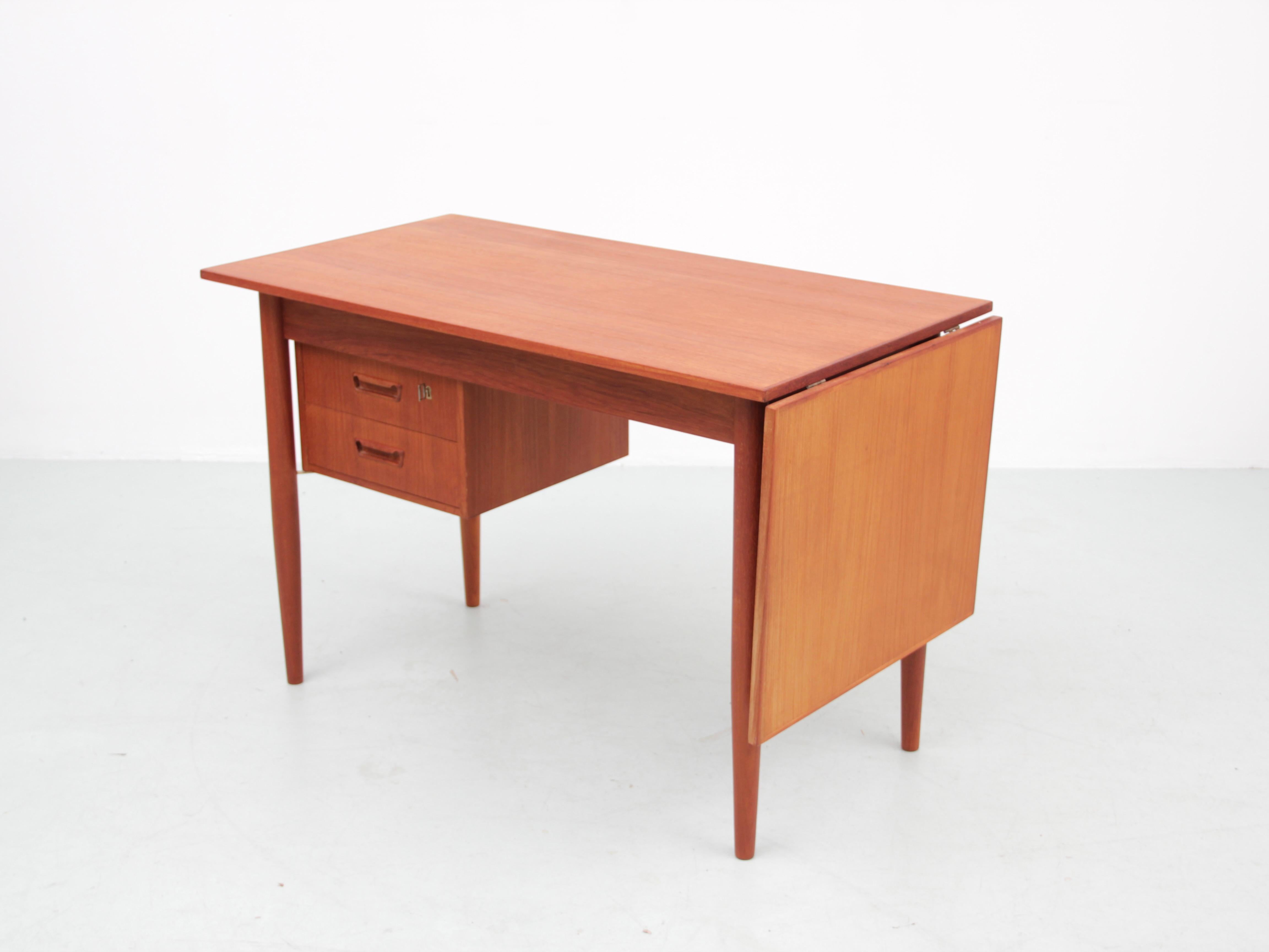 Mid-Century Modern scandinavian desk in teak. Extra leave with sliding top. 

Measures: H74 x W115 x D60 cm. W with leaf : 165 cm.