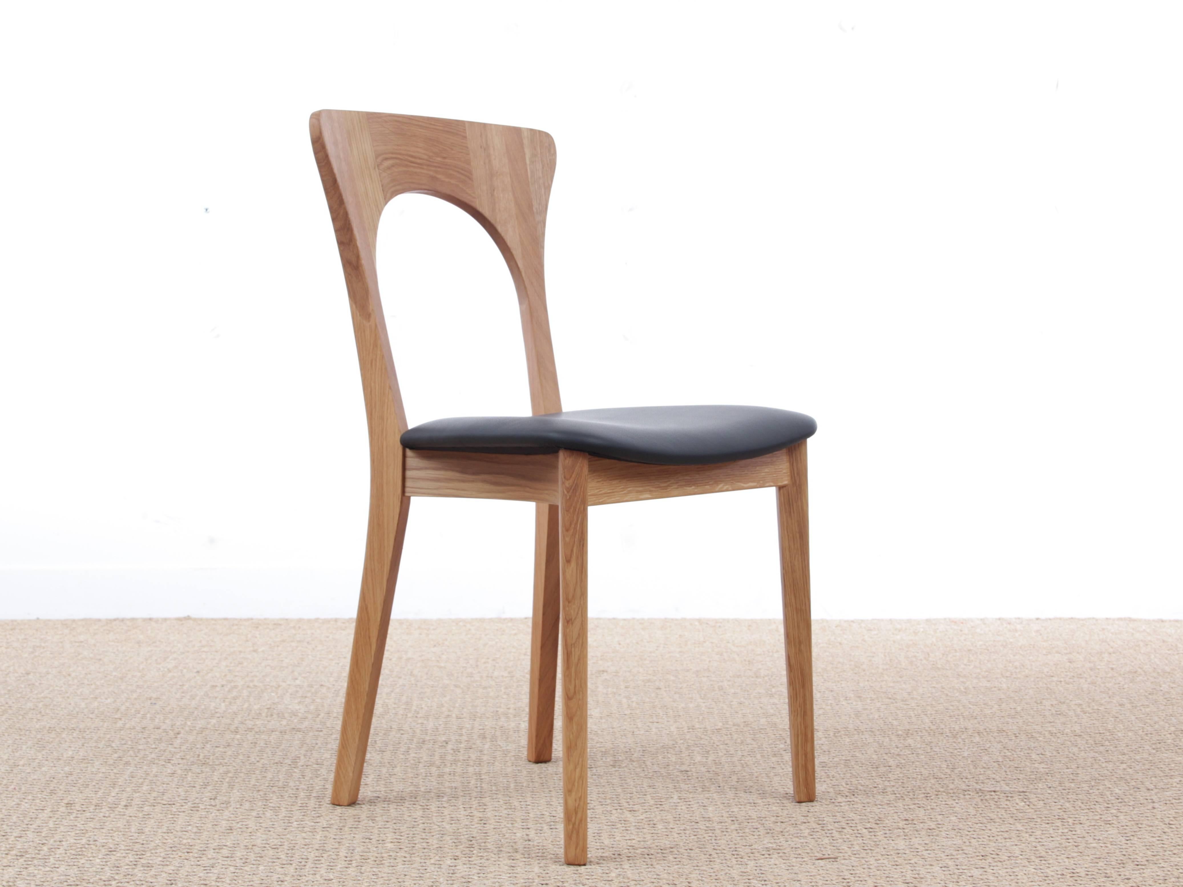 Sedia da pranzo scandinava di metà secolo modello Peter di Niels Koefoed, nuova edizione. La sedia Peter è stata progettata da Niels Koefoed e prodotta dalla Koefoeds Møbelfabrik a partire dal 1957. Lo stile è leggero e minimalista ed è stato un