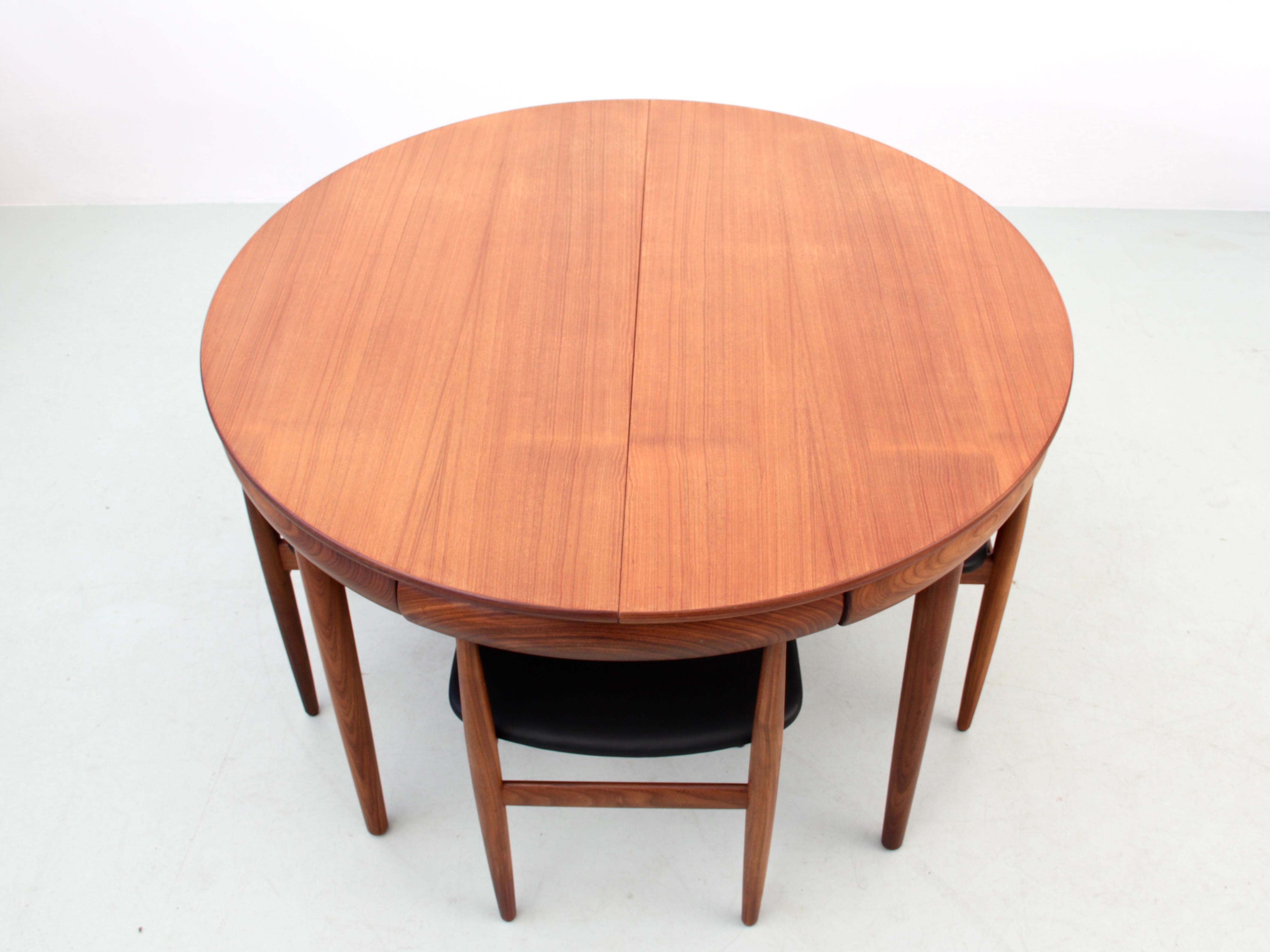 Mid-Century Modern dining set by Hans Olsen for Frem Rojle. Table with extending leave. 4 chairs with original simili leather. Referenced by the Design Museum Denmark under number RP03656

H 72 cm. Ø 105 cm. W max : 155 cm
